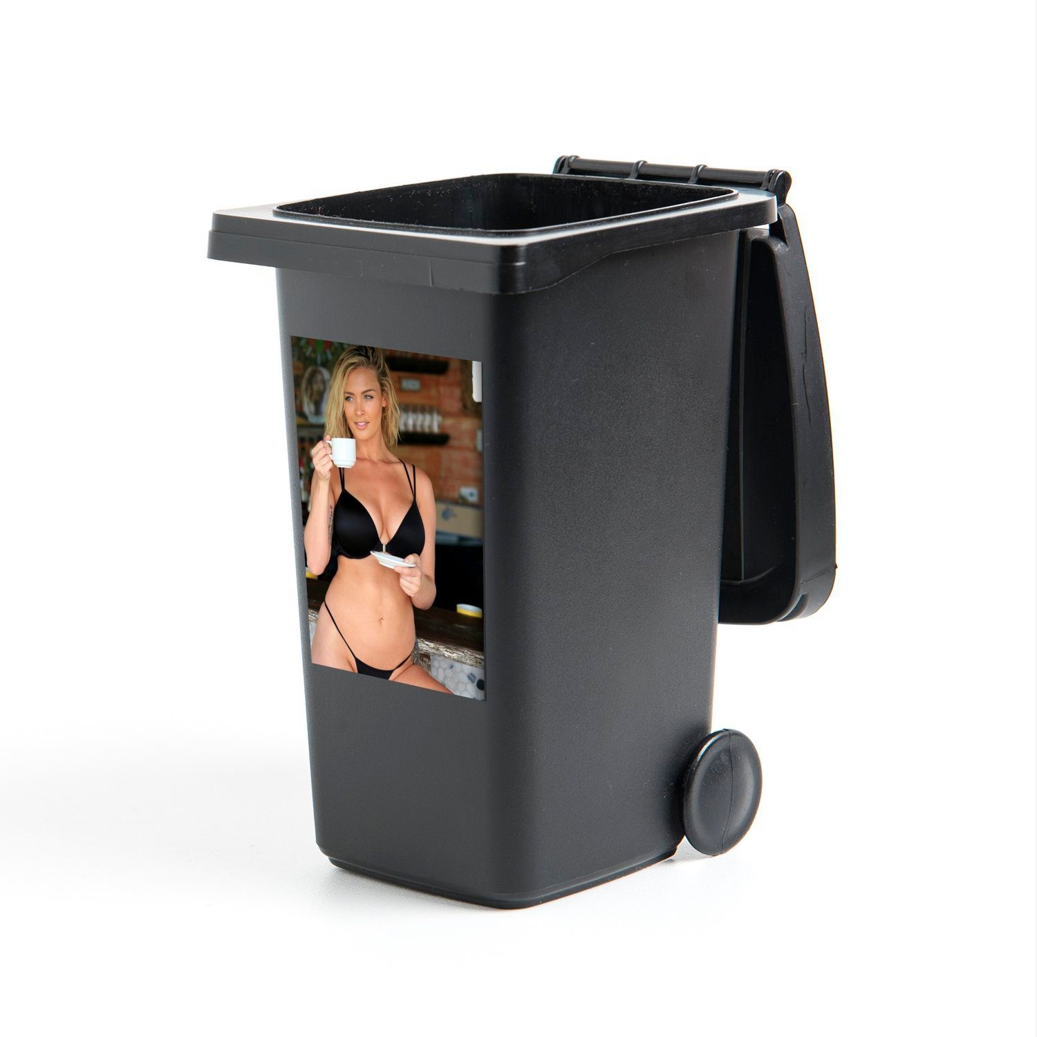 MuchoWow Wandsticker Eine junge Frau in einem schwarzen Bikini mit einer Tasse Kaffee (1 St), Mülleimer-aufkleber, Mülltonne, Sticker, Container, Abfalbehälter