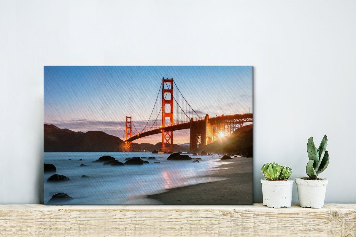 OneMillionCanvasses® Leinwandbild Golden Gate Bridge mit blauem Sonnenuntergang und blauem Wasser, Fotodruck (1 St), Leinwand Bilder Klein, Wand Dekoration Aesthetic 30x20 cm