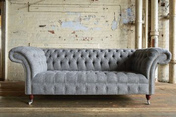 JVmoebel Chesterfield-Sofa Design Sofa 3er Couch Polster Luxus Klassische Textil Chesterfield, Die Rückenlehne mit Knöpfen.