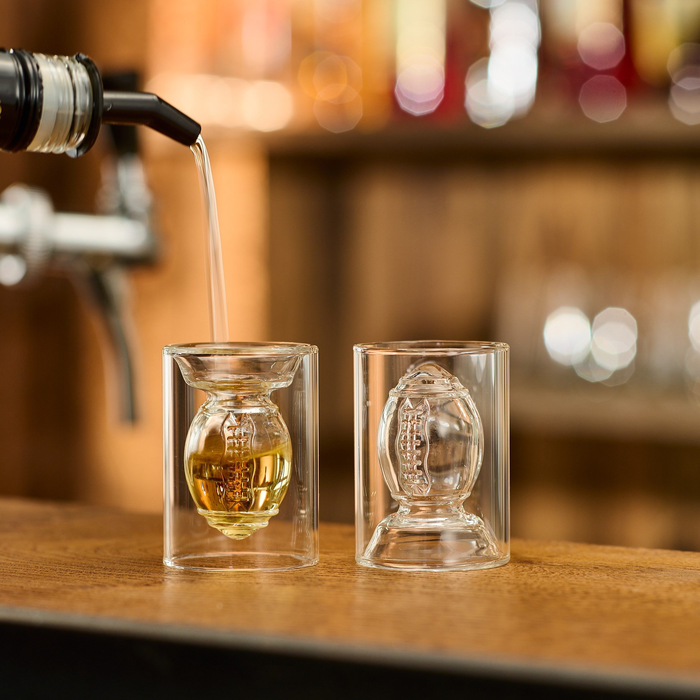 40YARDS Schnapsglas American Football Shotgläser / Trinkgläser / Espressogläser (4 Stück), 4-tlg., Borosilikatglas, Beidseitig befüllbar: 2 cl und 4 cl Volumen
