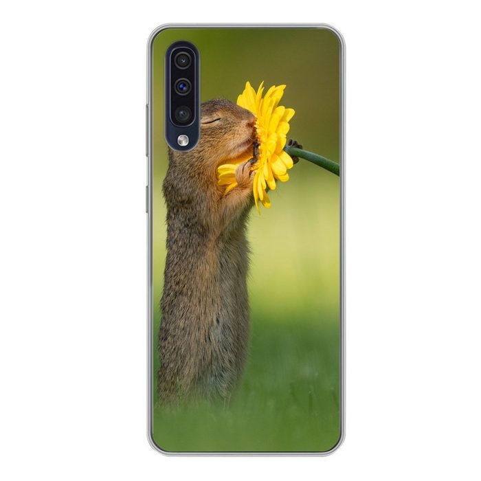 MuchoWow Handyhülle Eichhörnchen schnüffelt an einer gelben Blume von Fotograf Dick van Handyhülle Samsung Galaxy A50 Smartphone-Bumper Print Handy