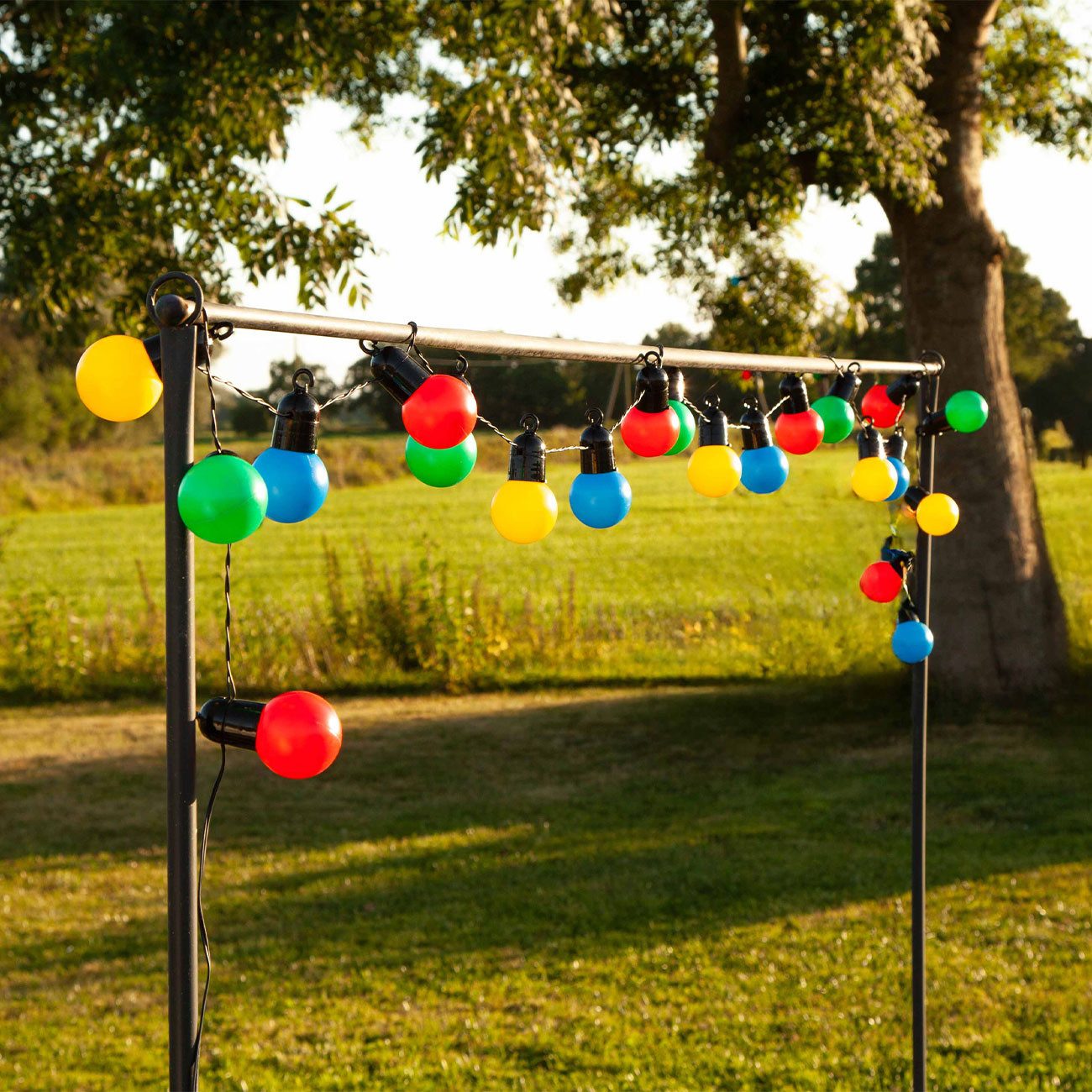 shop'n smile ideoon LED-Lichterkette 4-farbige LED-Lichterkette ca. 4m 20 bunte Glühbirnen IP44 Party-Deko, 4,8m Party-Lichterkette, 20 bunte LED-Gluehbirnen & Befestigungshaken