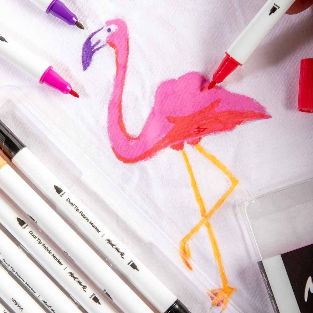 Mont Marte Textilmarker Set 12 Farben – Dual Tip Stoffstifte mit 2 mm & 5 mm Spitze, (Set, 12-tlg., unterschiedene Farben für kreatives Arbeiten auf Textilien), Textilstifte zum Bemalen von T-Shirts, Stofftaschen & Textilien, DIY