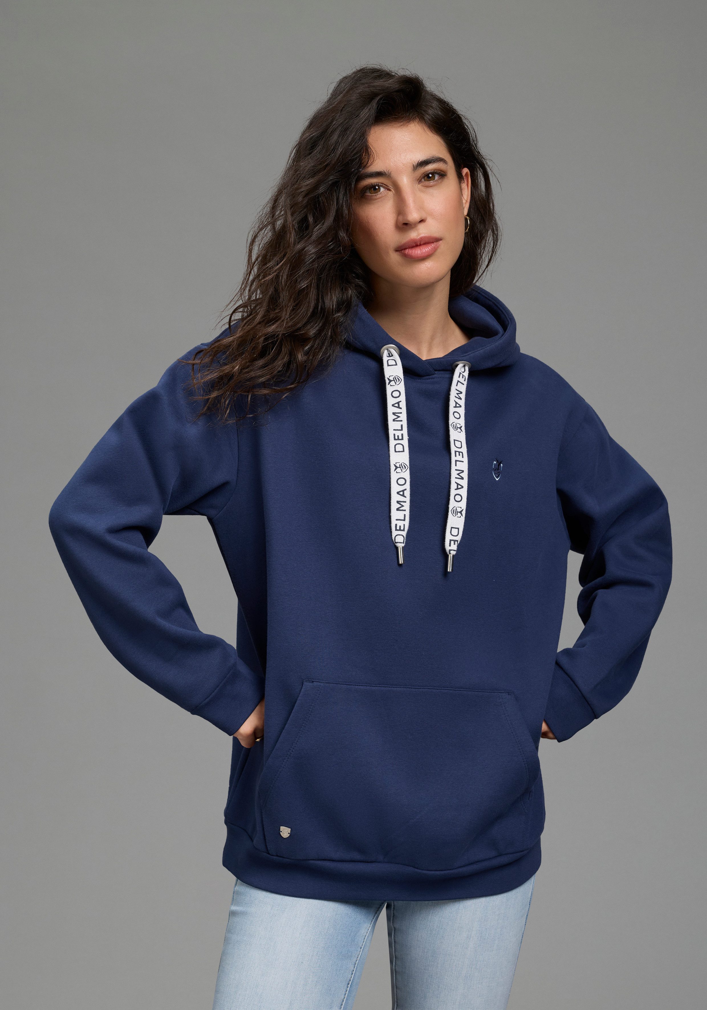 DELMAO Kapuzensweatshirt Weiche Baumwollmischung mit Kängurutasche und bedruckter Kordel