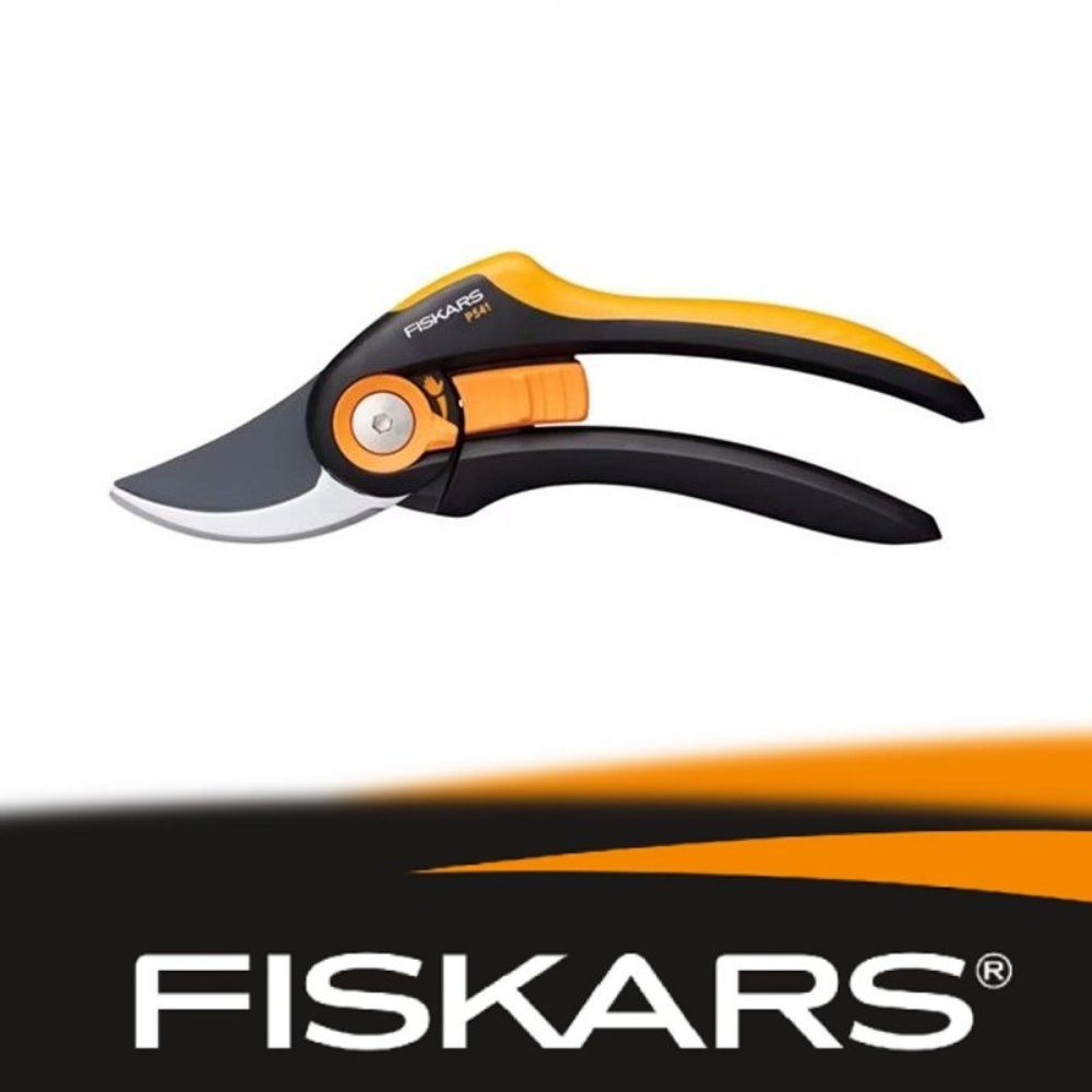 Fiskars Gartenschere Bypass Astschere 1057169 Plus SmartFit P541, (1-tlg), Für frische Äste und Zweige, Antihaftbeschichtet