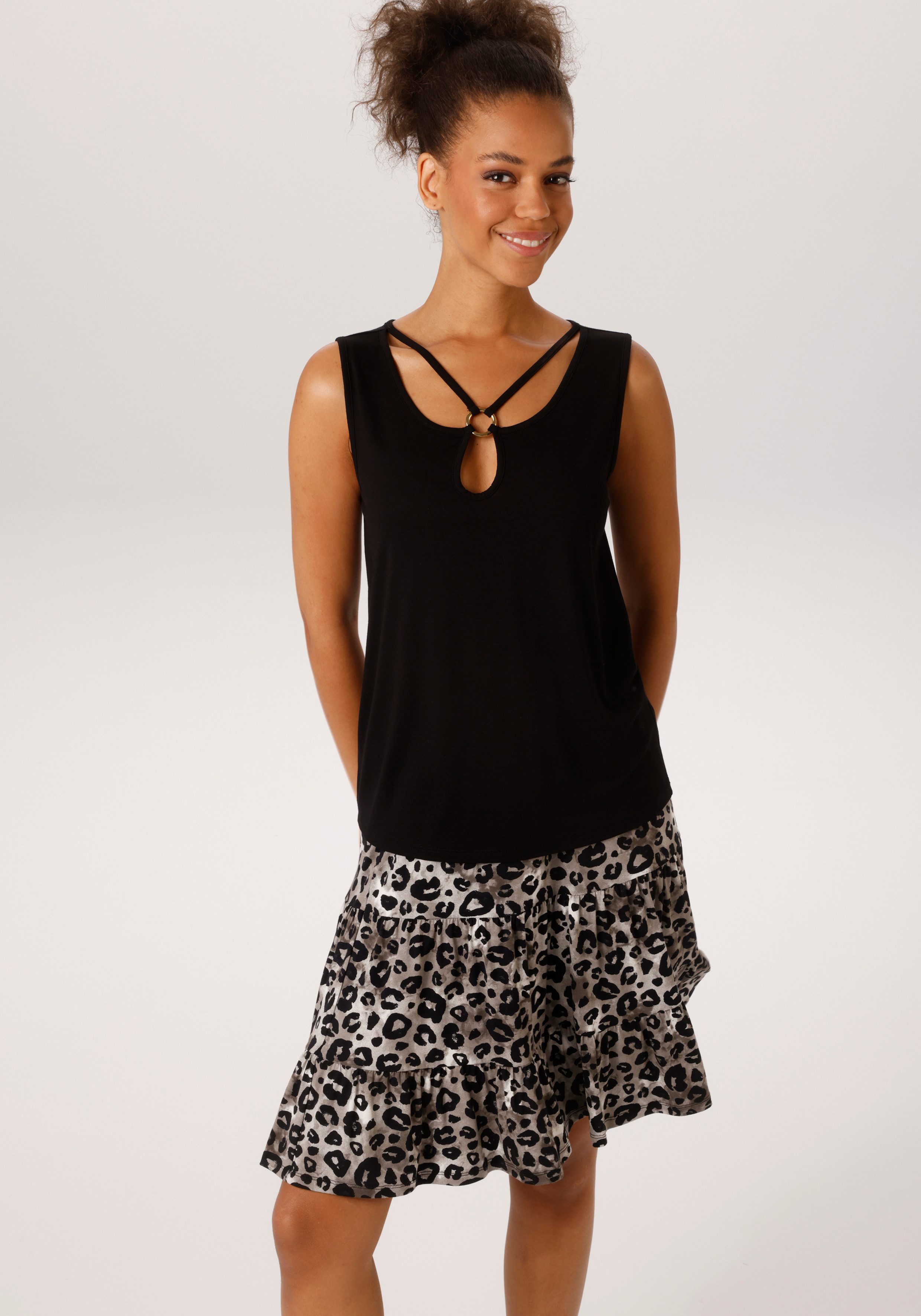 Aniston CASUAL Tanktop mir raffiniertem V-Ausschnitt - NEUE KOLLEKTION. € 24,99, (€ 24,99 pro 1 Stk).