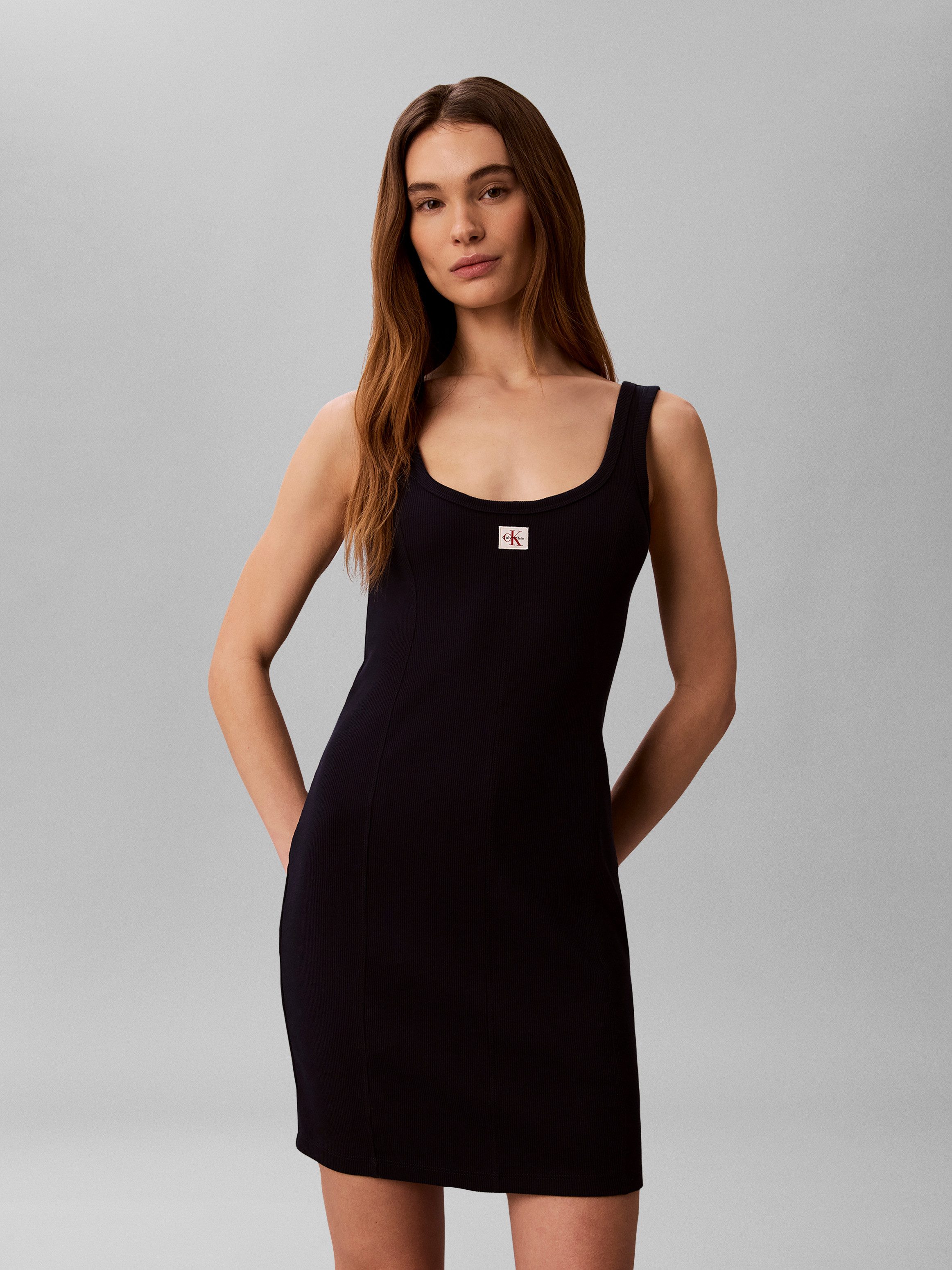 Calvin Klein Jeans Minikleid WOVEN LABEL BABY RIB MINI Figurbetonte Passform mit Rundhalsausschnitt