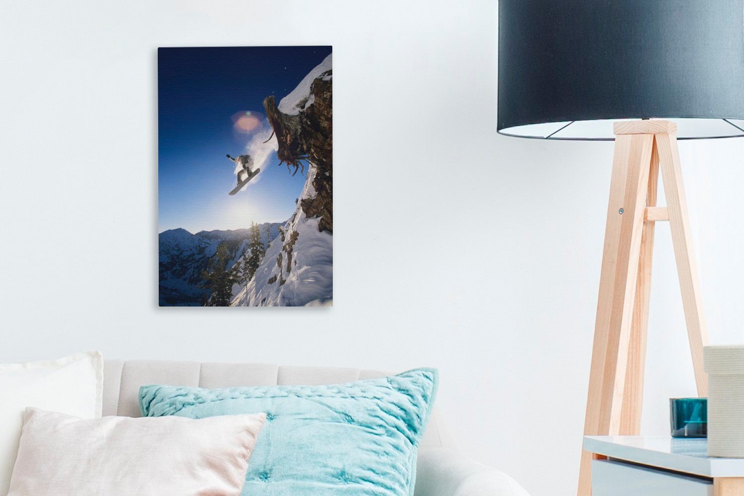 fährt St), Snowboarder in OneMillionCanvasses® (1 eine cm Felswand Leinwandbild Zackenaufhänger, über fertig 20x30 den Leinwandbild Ein hoch bespannt Bergen, Gemälde, inkl.