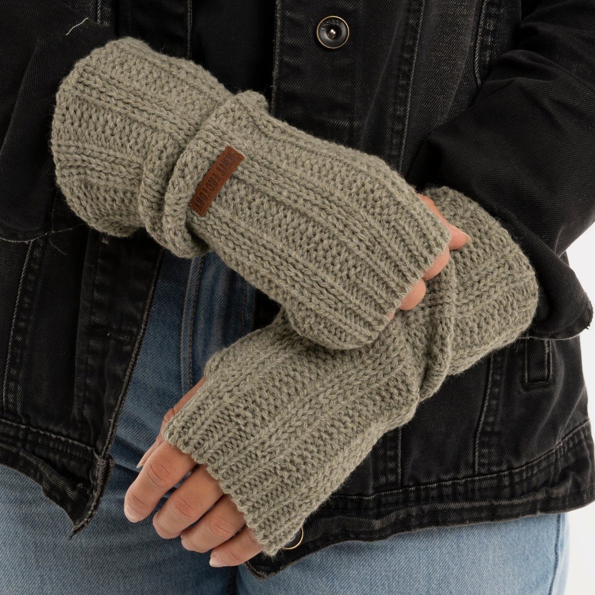 Knit Factory Armstulpen Nica Armstulpen Urban Green One Size Gestreift (Set, 1-St., Spar-Set) Strick accesoires Wohnen sale winter herbst deko mode Damen Herren