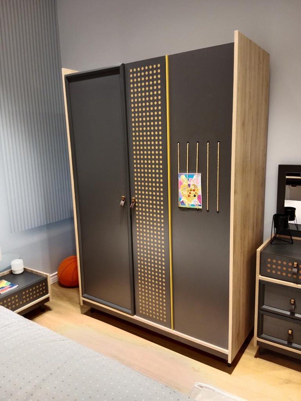 JVmoebel Kinderkleiderschrank Luxuriöser Holz-Kleiderschrank für das Kinderzimmer (1-St., Kleiderschrank) Made in Europa