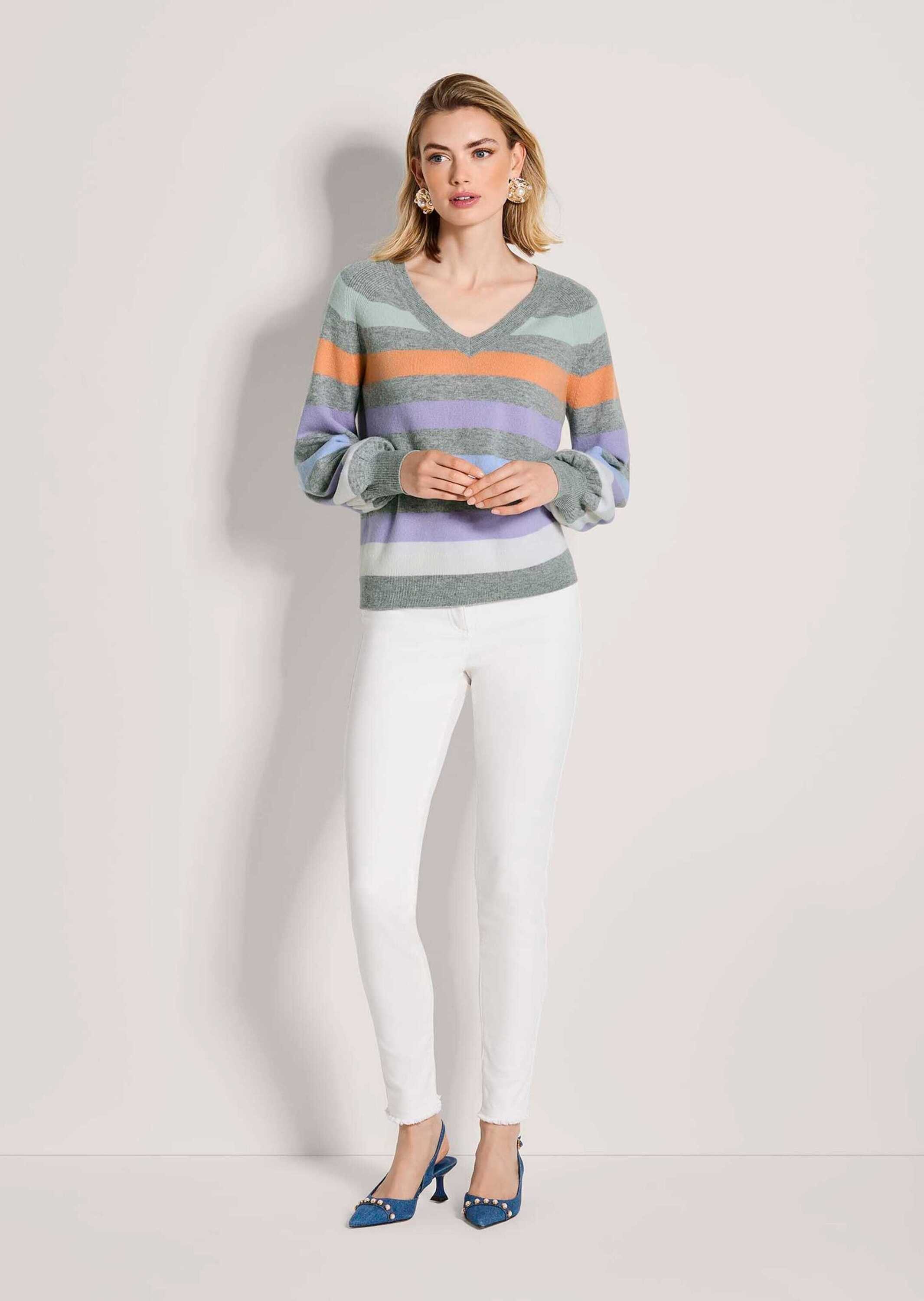 MADELEINE Strickpullover Sommerpulli mit Streifen-Muster Wollpullover mit V-Ausschnitt, gerippten Abschlüssen und Langarm