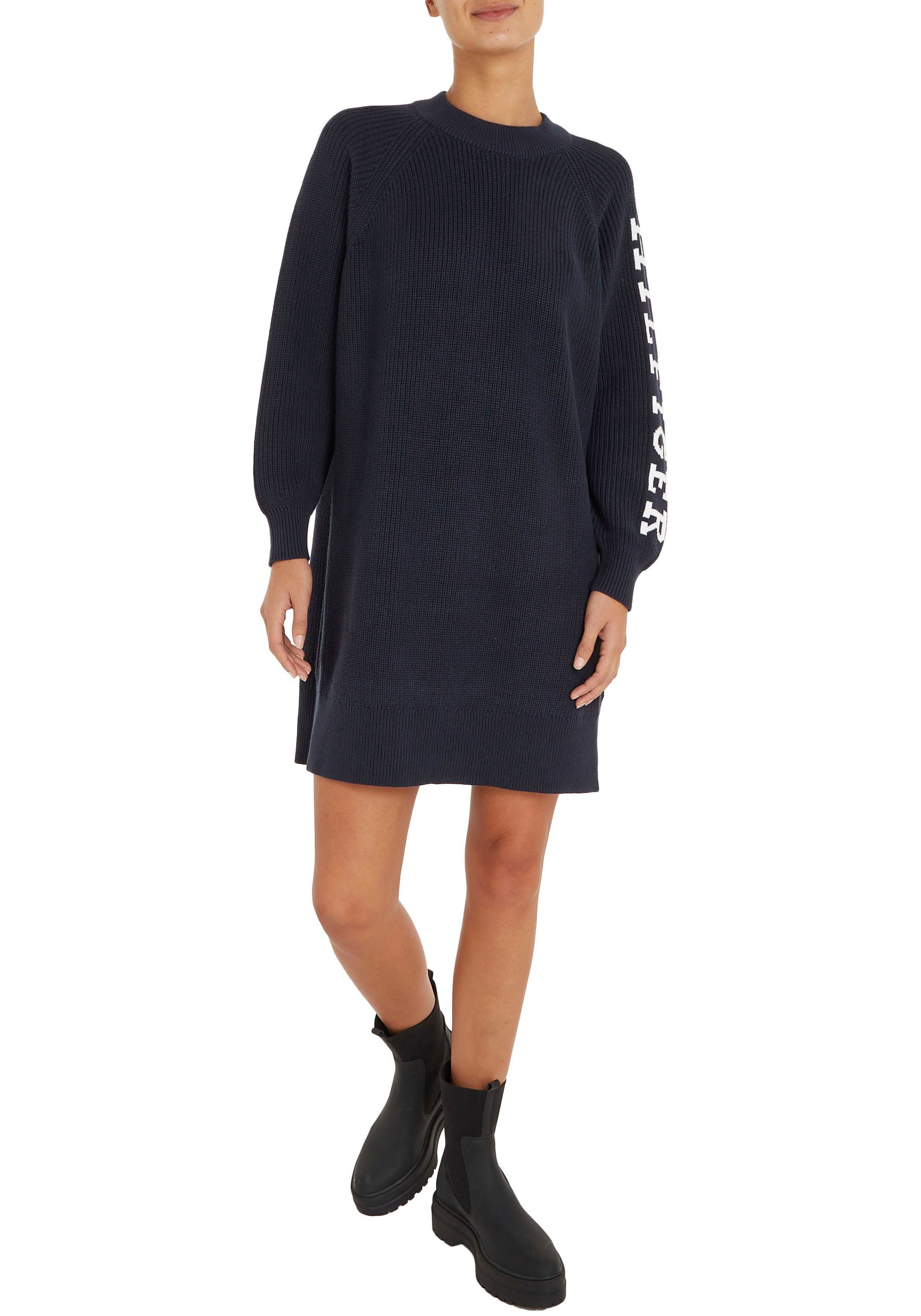 Logo-Schriftzug HILFIGER markantem Strickkleid DRESS SWEATER Ärmel Desert_Sky Tommy Hilfiger Auf dem Hilfiger PLACED mit