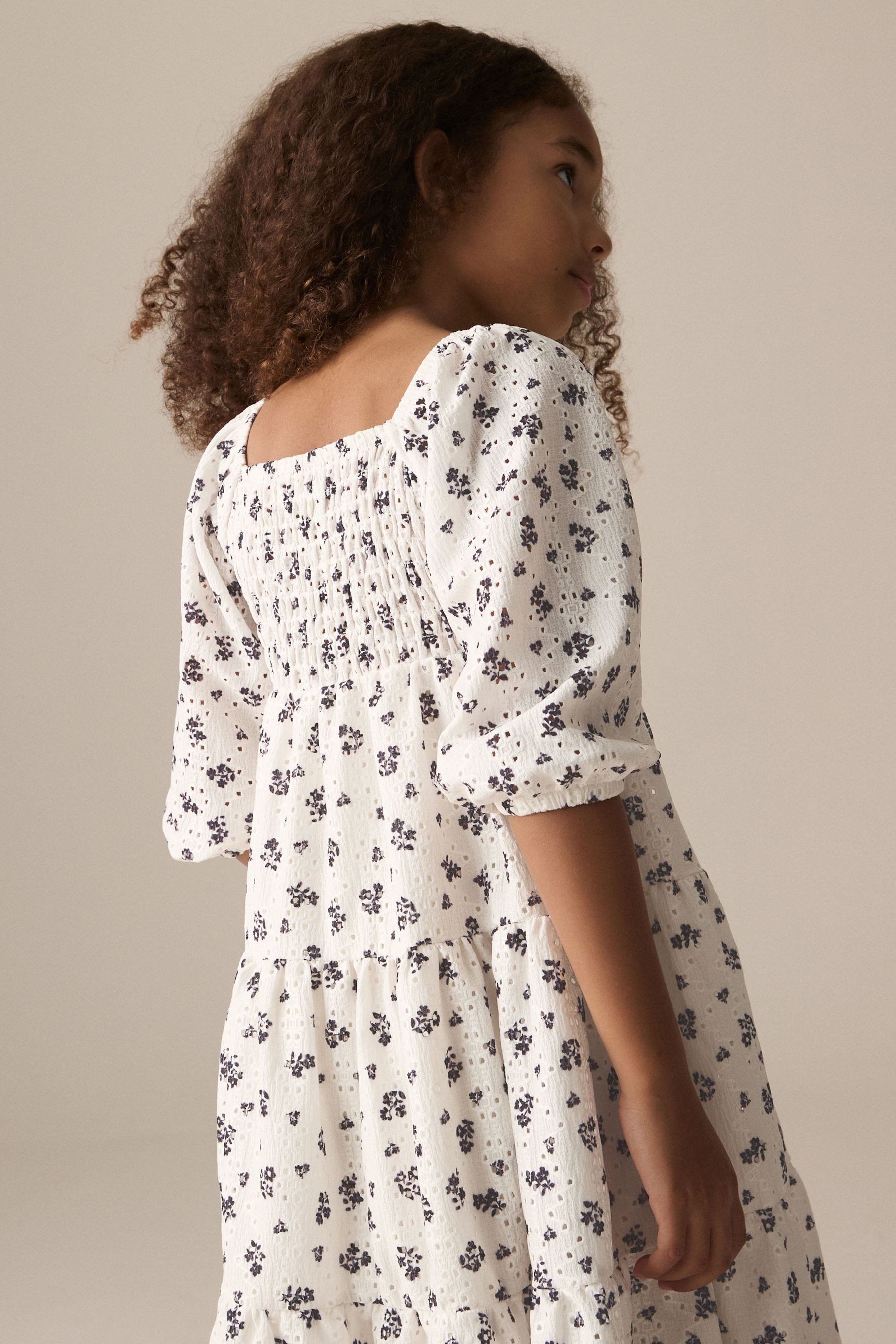 Next Spitzenkleid Mehrlagiges besticktes Kleid (1-tlg)