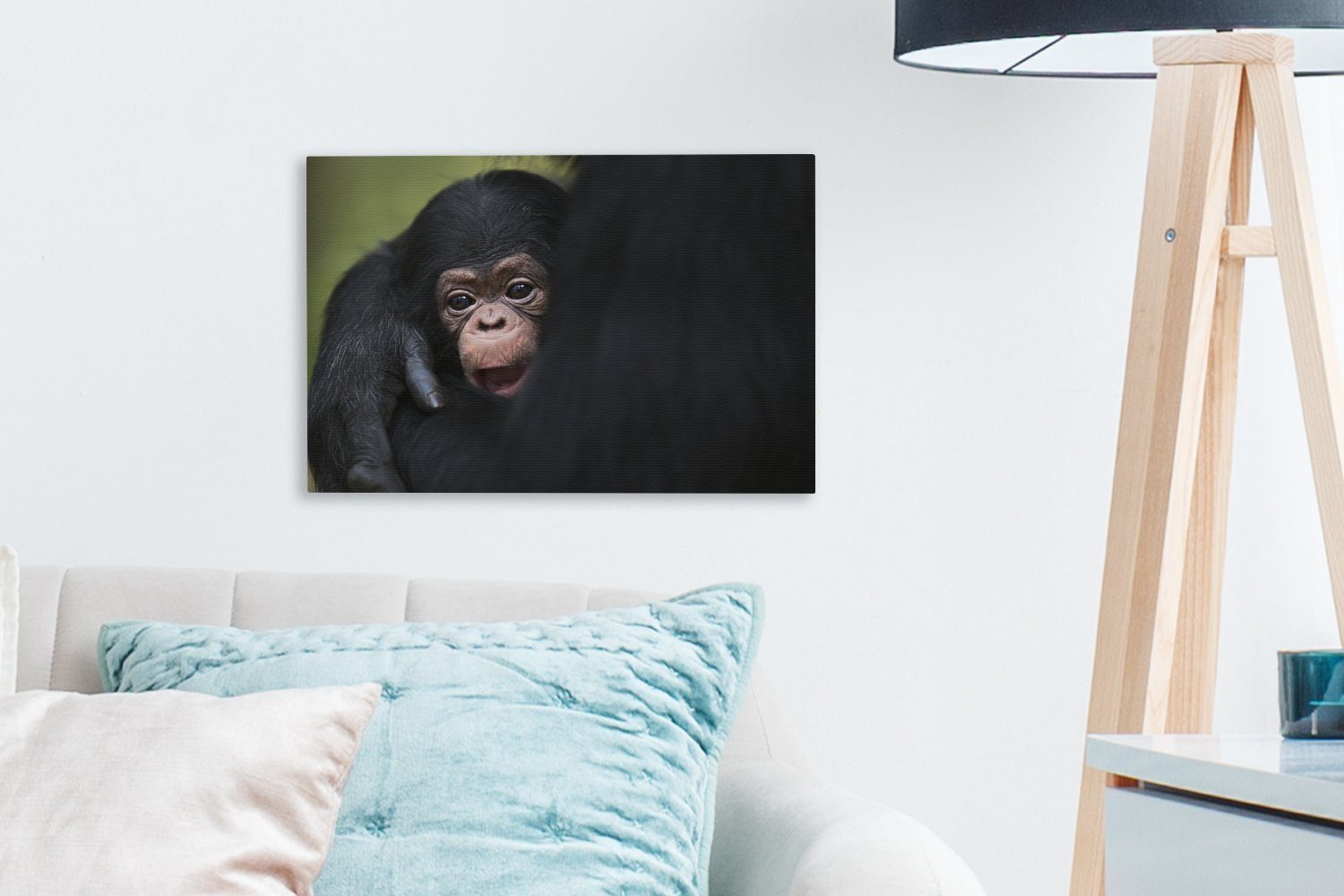 in Wanddeko, OneMillionCanvasses® Tansania, Leinwandbilder, 30x20 Mutter den kleiner Aufhängefertig, in Ein seiner cm Schimpanse St), Wandbild Leinwandbild (1 Armen