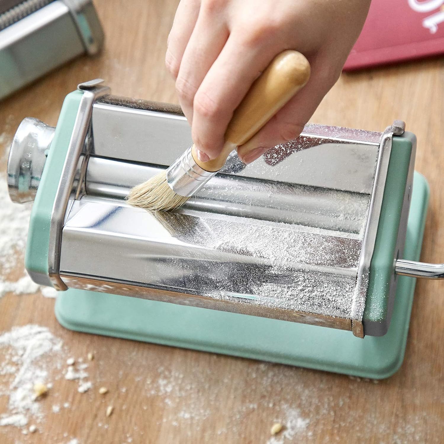 Springlane Nudelmaschine - Manuelle Nudelmaschine aus Edelstahl - Pastamaker inkl. Rezeptbuch, Nudeltrockner & 3 Schneideaufsätze, 9 Teigdicke-Stufen – Bild 4 von 5