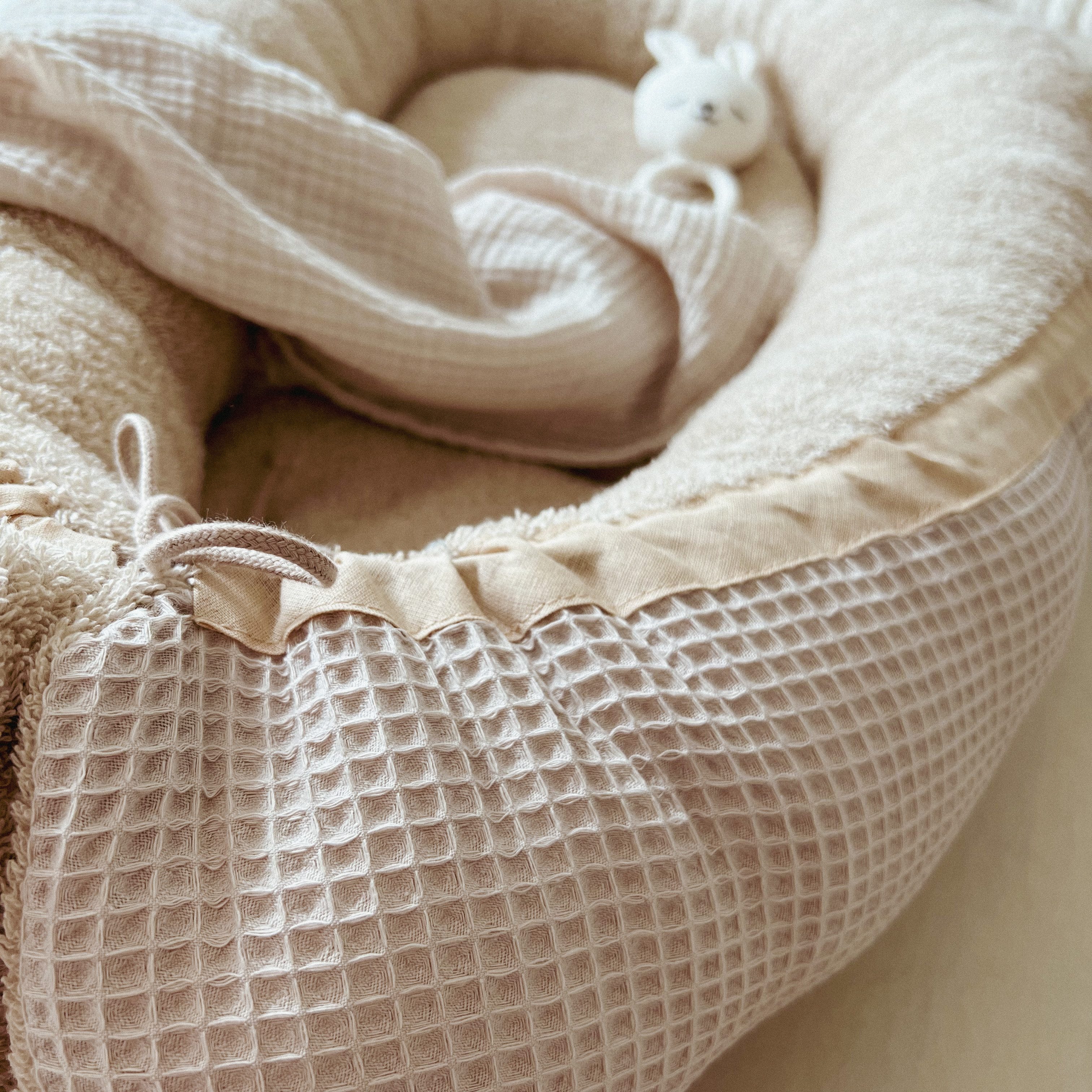 LittleANTunique Bettnestchen Nestchen Waffelpique beige I Babynest I Bettnestchen I Babybett – Bild 4 von 5