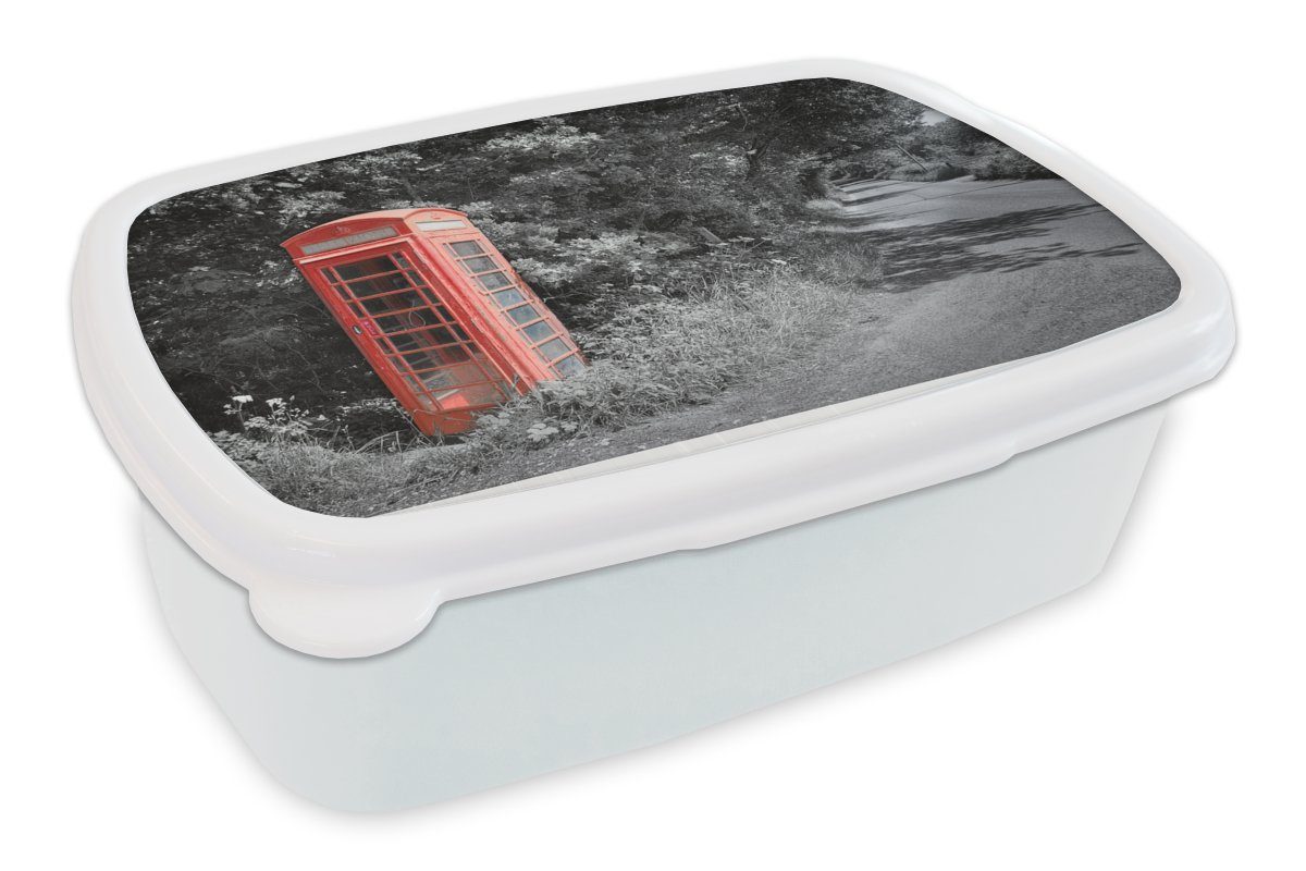 MuchoWow Lunchbox Schwarz-Weiß-Foto einer roten und britischen Telefonzelle im, Kunststoff, (2-tlg), Brotbox für Kinder und Erwachsene, Brotdose, für Jungs und Mädchen