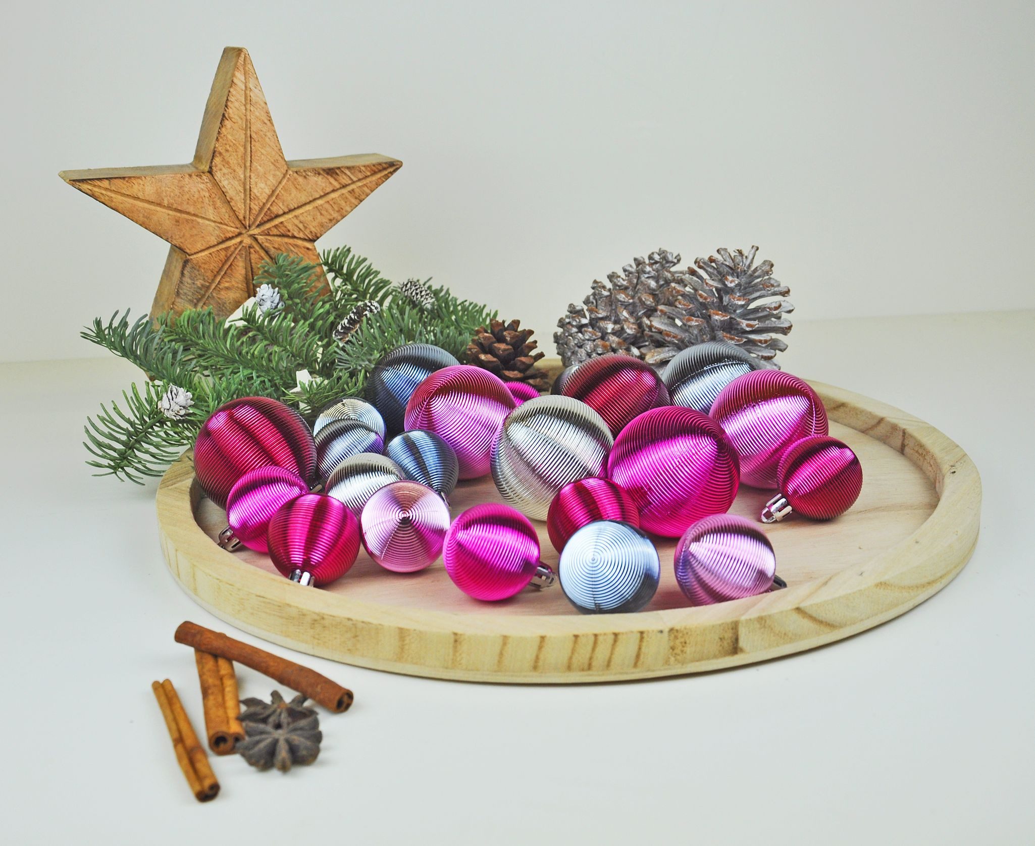 JACK Christbaumschmuck JACK by Inge 50x Kunststoff Kugeln Pink Silber Christbaumkugeln Rille, Inkl. Haken, Rillenoptik aus Kunststoff Ø 4 + 6 cm, Aufbewahrungsbox