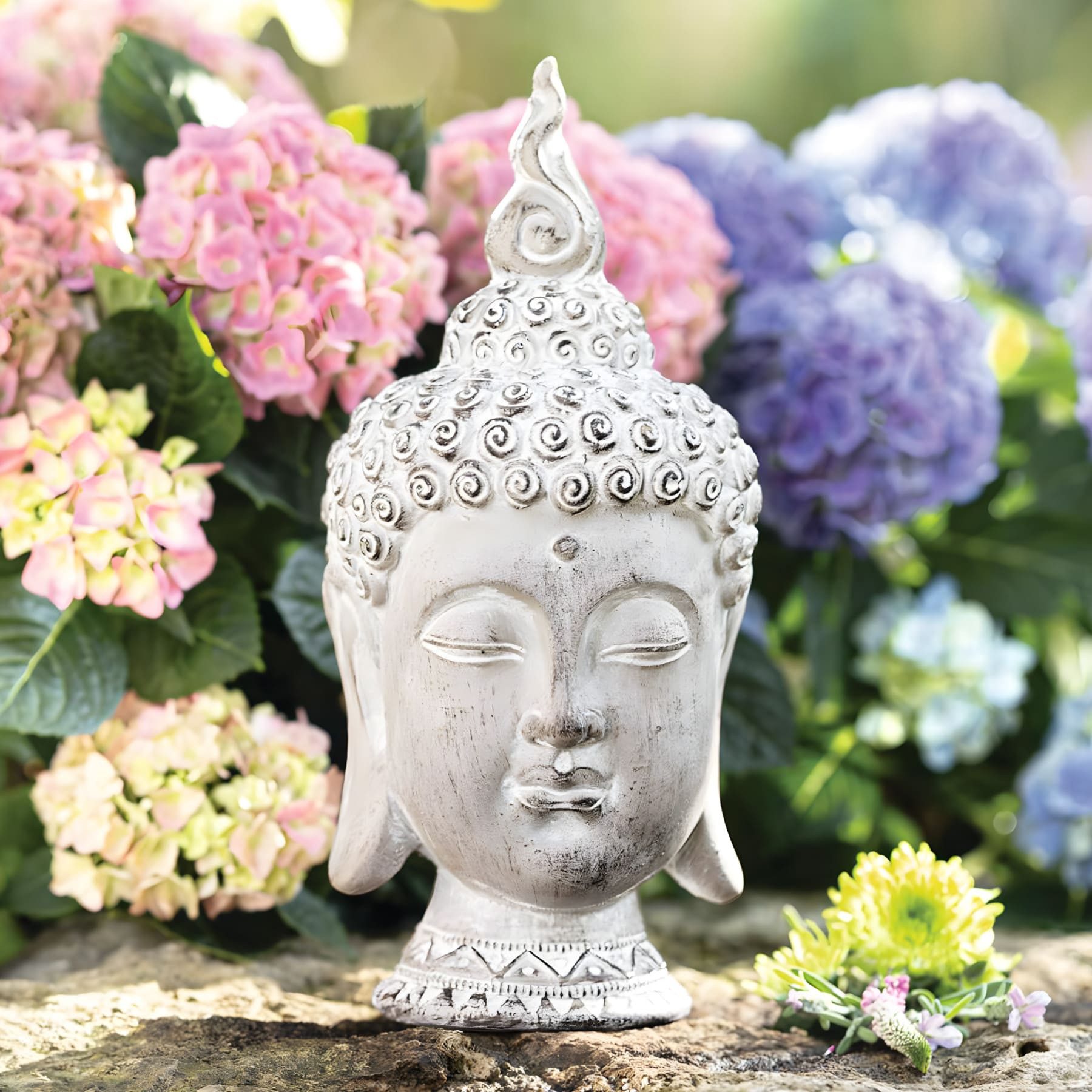 Dekoleidenschaft Buddhafigur "Relax" Gartendeko aus Magnesiumoxid, Buddha Kopf 32 cm groß, Deko, braun / weiß gekalkt, Dekofigur