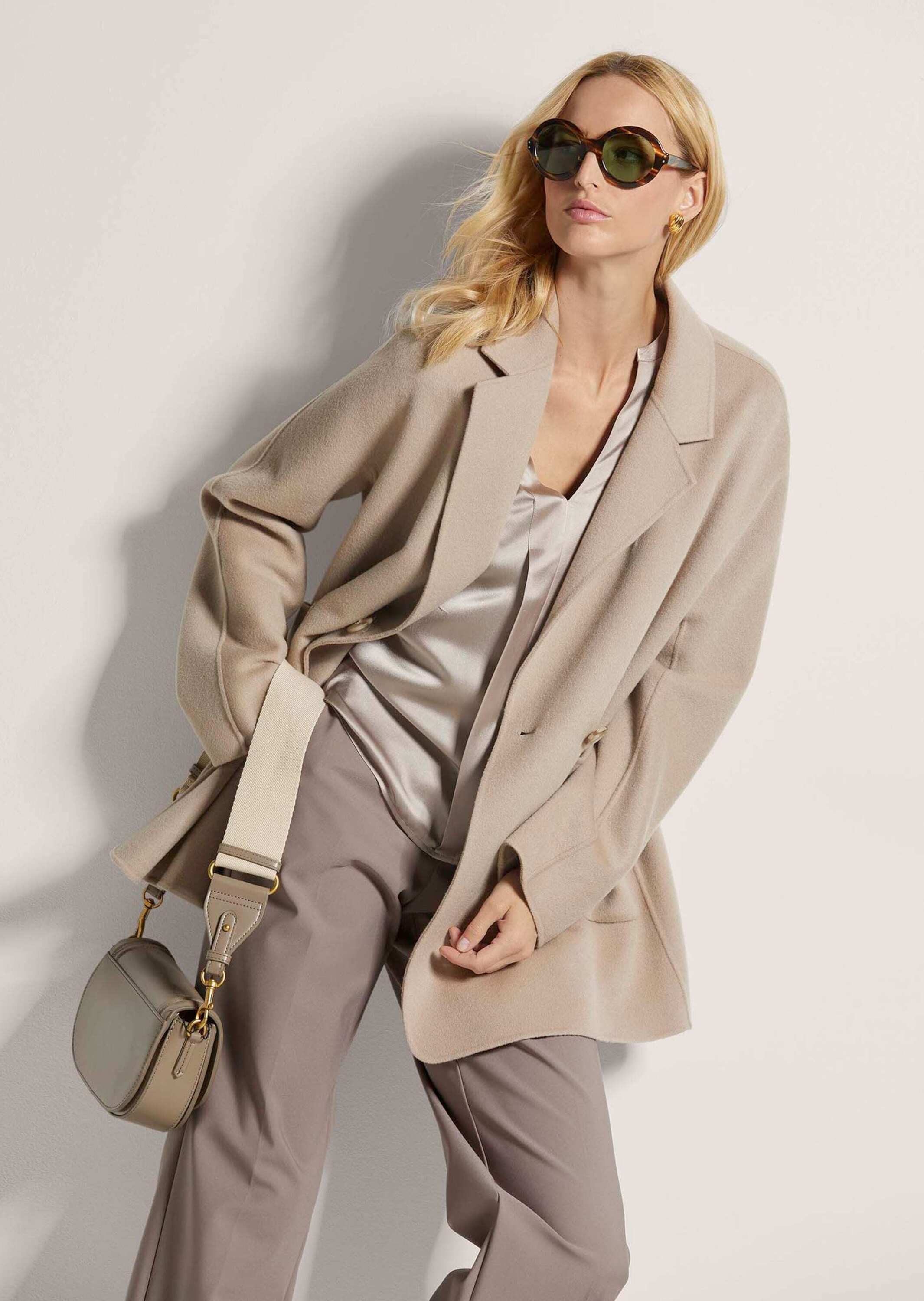 MADELEINE Kurzmantel Eleganter Wollmantel mit Reverskragen Modischer Zweireiher mit aufgesetzten Taschen, Ziernähten und Langarm