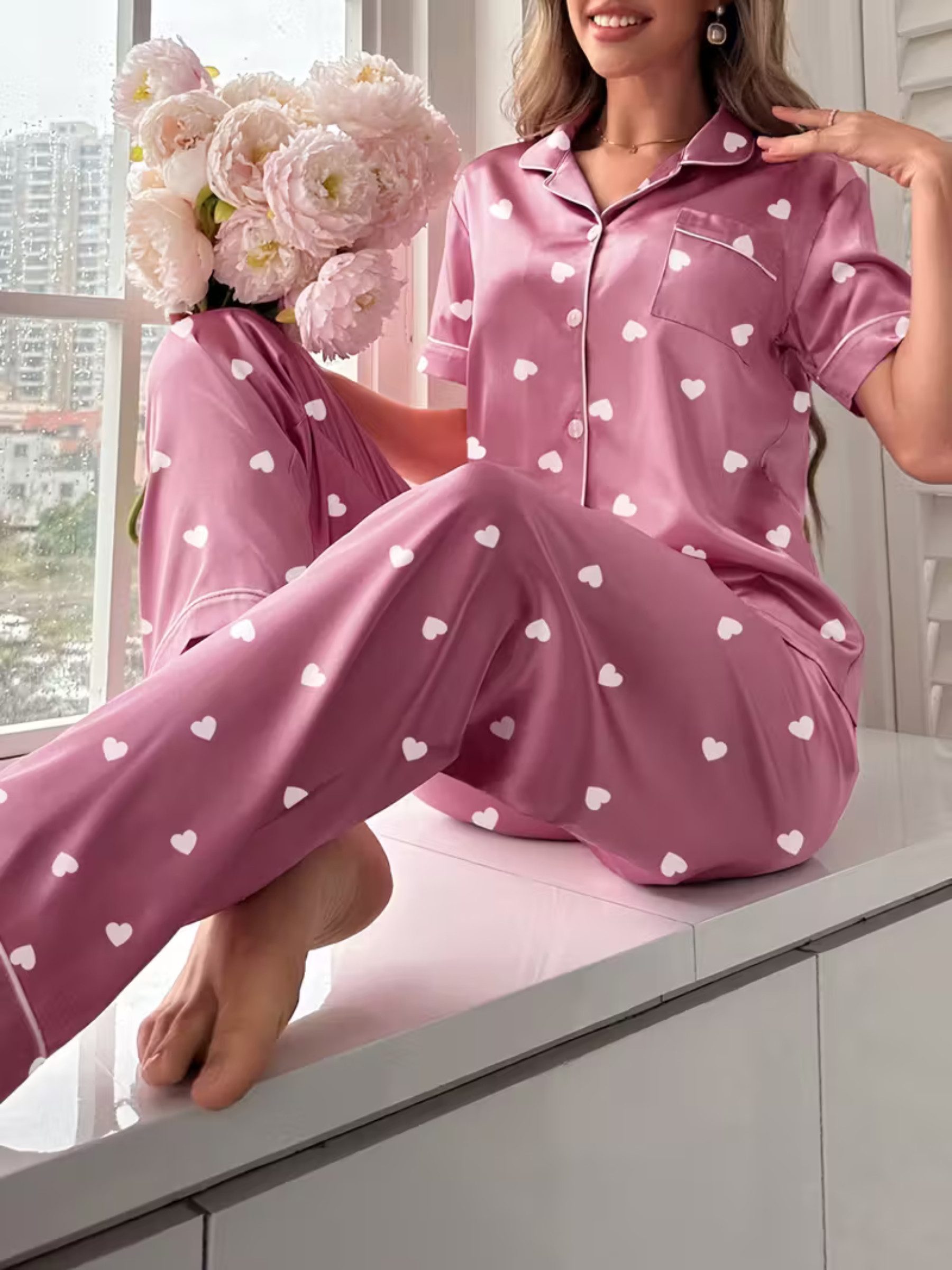 Elegant Love Schlafanzug Satin Pyjama-Set Damen – Nachtwäsche mit Herzmuster & Kurzarm (Set, 2 tlg., Oberteil mit kurzen Ärmeln + lange Hose) Lässige Loungewear – Romantische Homewear für ruhige Nächte