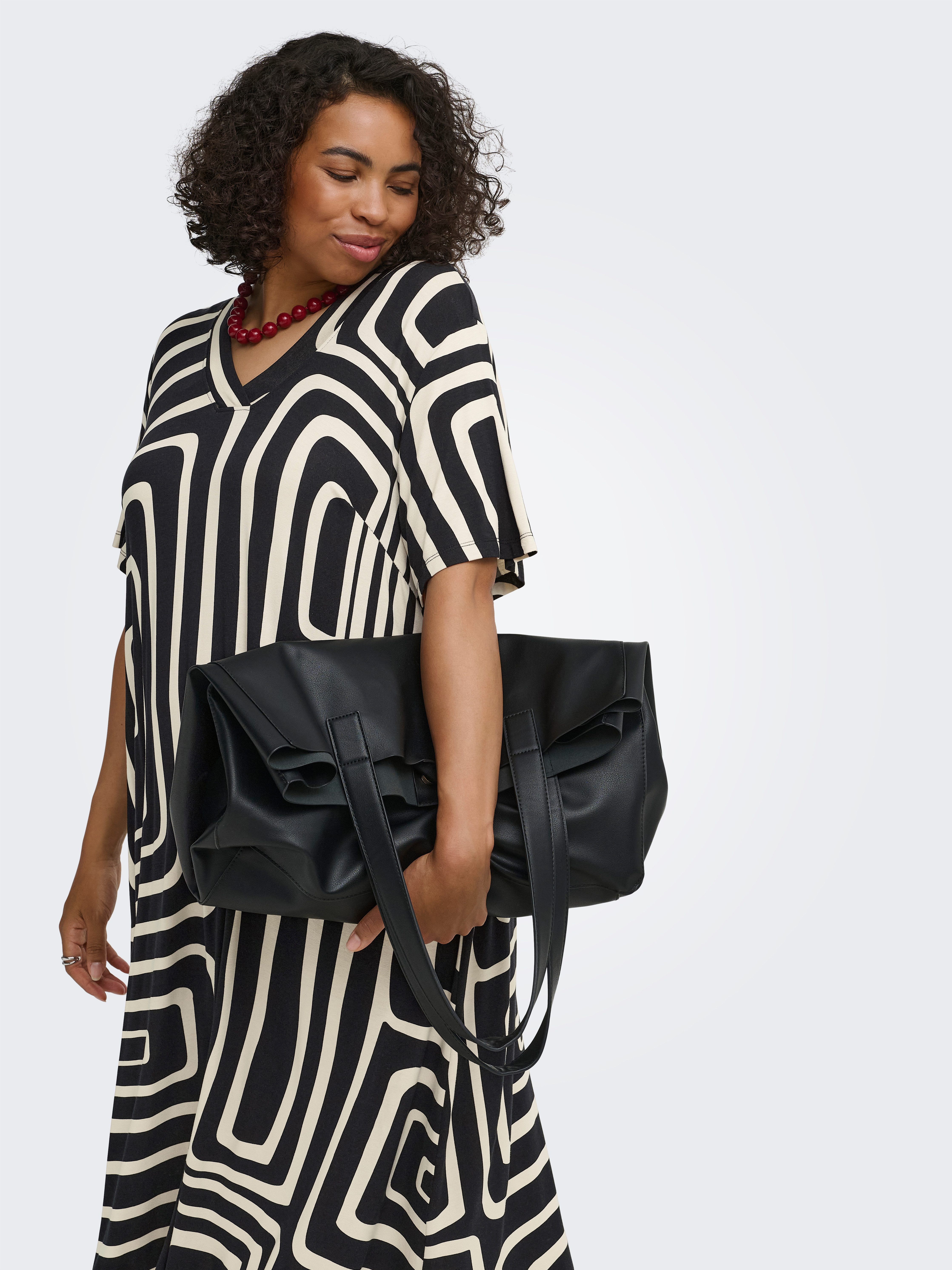 ONLY CARMAKOMA Shirtkleid CARFYRLA LIFE S/S V-NCK BLK AOP DRE NOOS Viskosemischung, regular fit