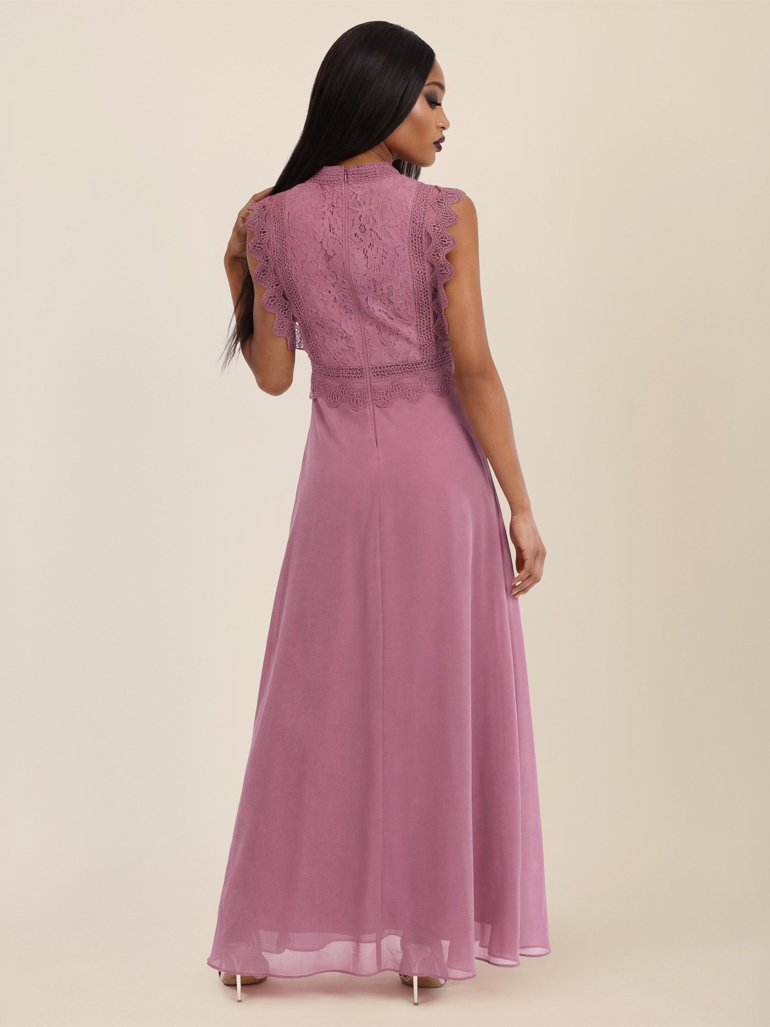 Apart Abendkleid mit Häkelspitze und Stehkragen