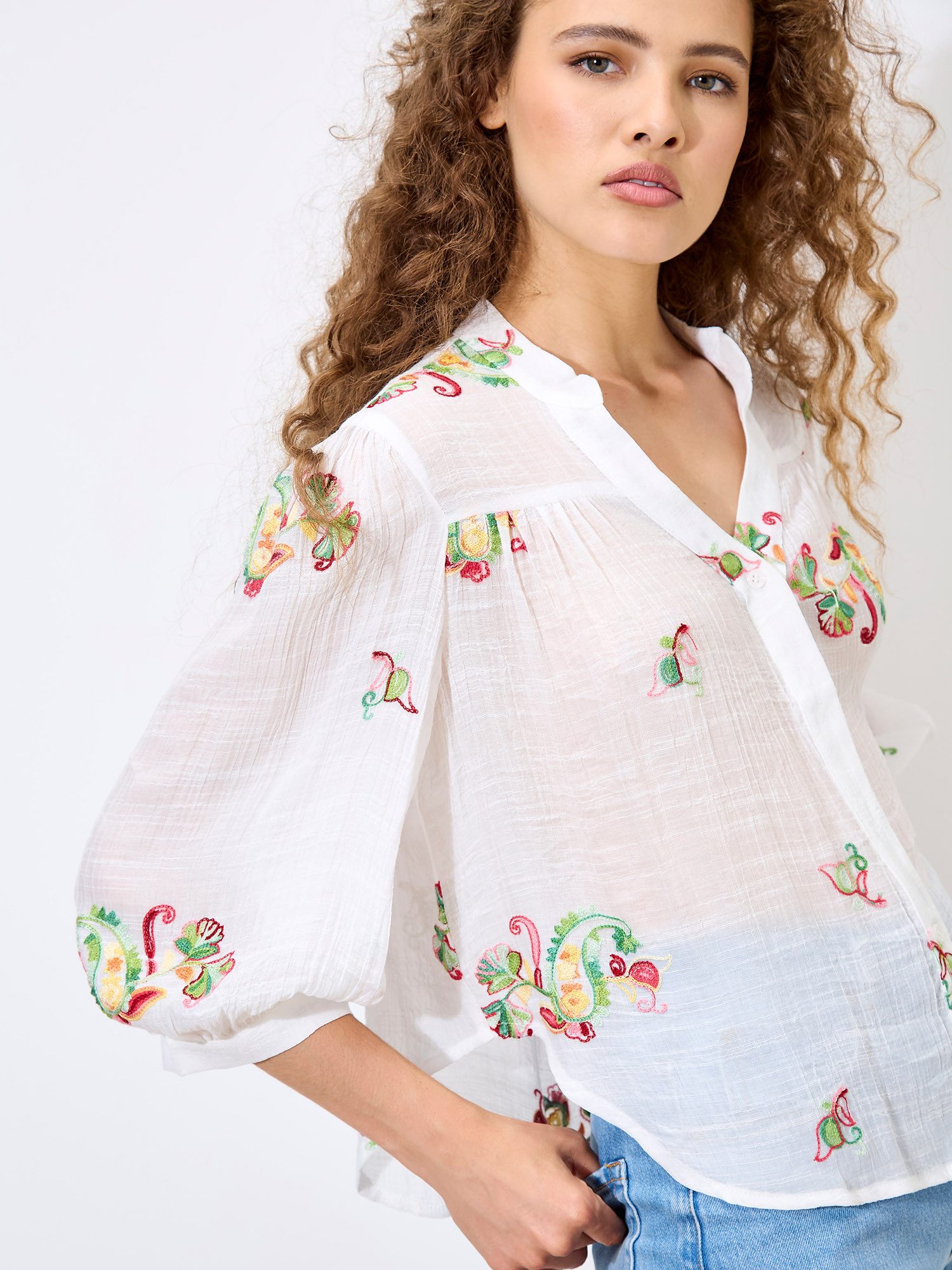 Apricot Blusentop Bluse mit Blumen- und Paisley-Muster mit Stickerei