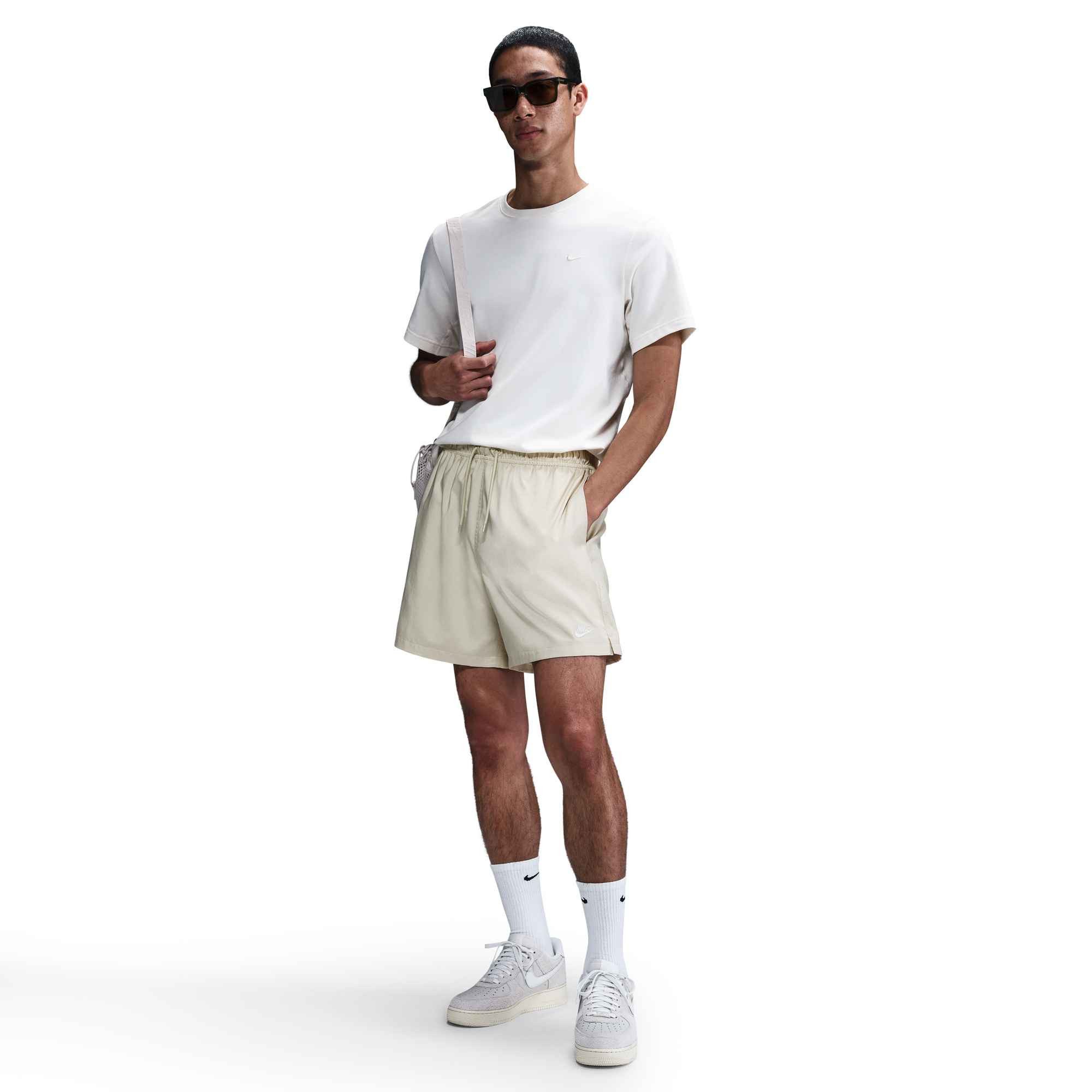 Nike Sportswear Shorts M NK CLUB FLOW SHORT mit Eingrifftaschen und Gesäßtasche, schnell trocknend, pflegeleicht