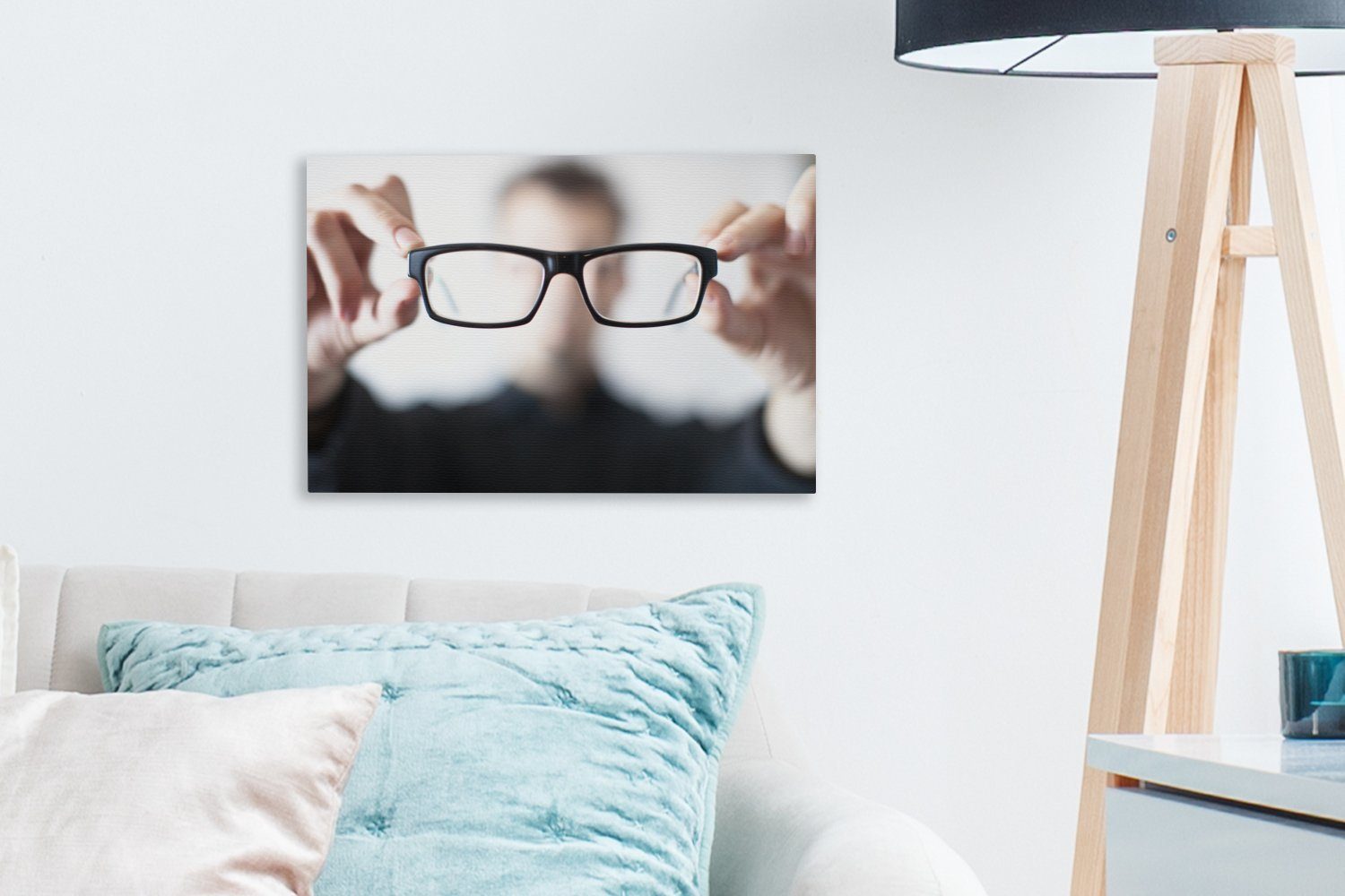 OneMillionCanvasses® Leinwandbild Nahaufnahme eines Mannes, Brille Wanddeko, eine Leinwandbilder, der trägt der St), (1 und sie cm Kamera, 30x20 Wandbild Aufhängefertig