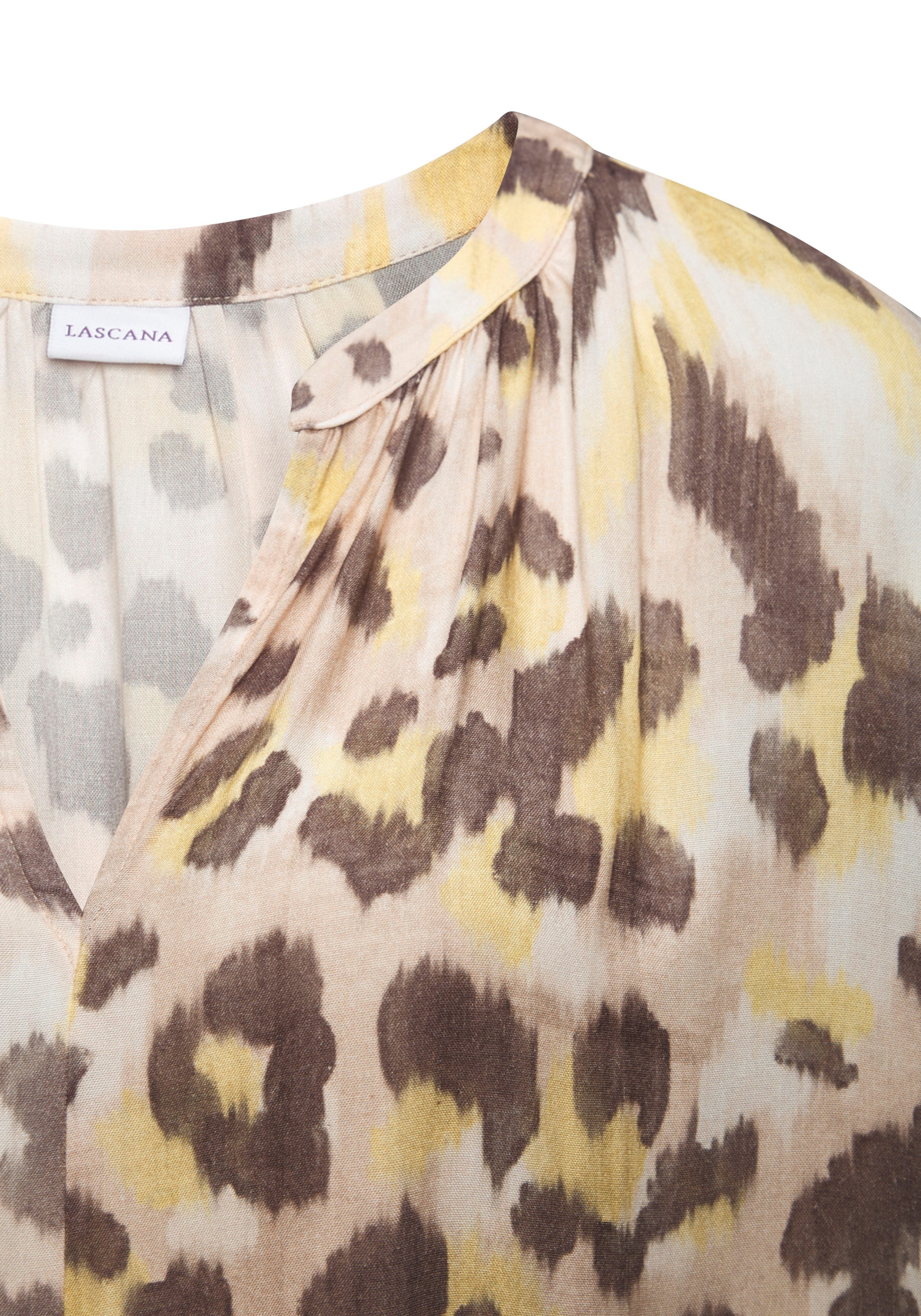 LASCANA Kurzarmbluse mit Alloverdruck Bedruckte Sommerbluse, Blusenshirt, Animalbluse – Bild 5 von 5