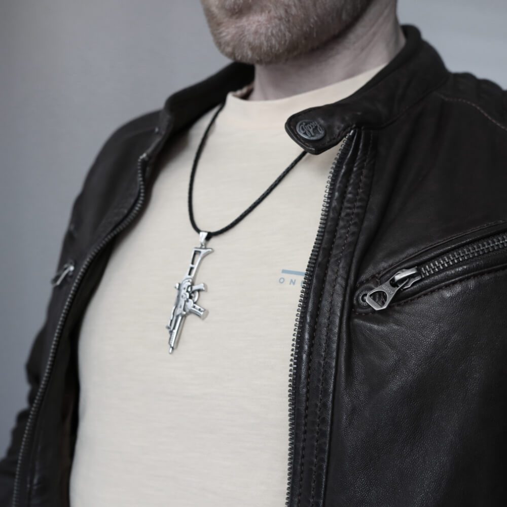 DALMARO Kette mit Anhänger Lederkette Edelstahlkette 316L MASCHINENPISTOLE, Herren Halskette Biker / Wikinger Kette - Schmuckbox