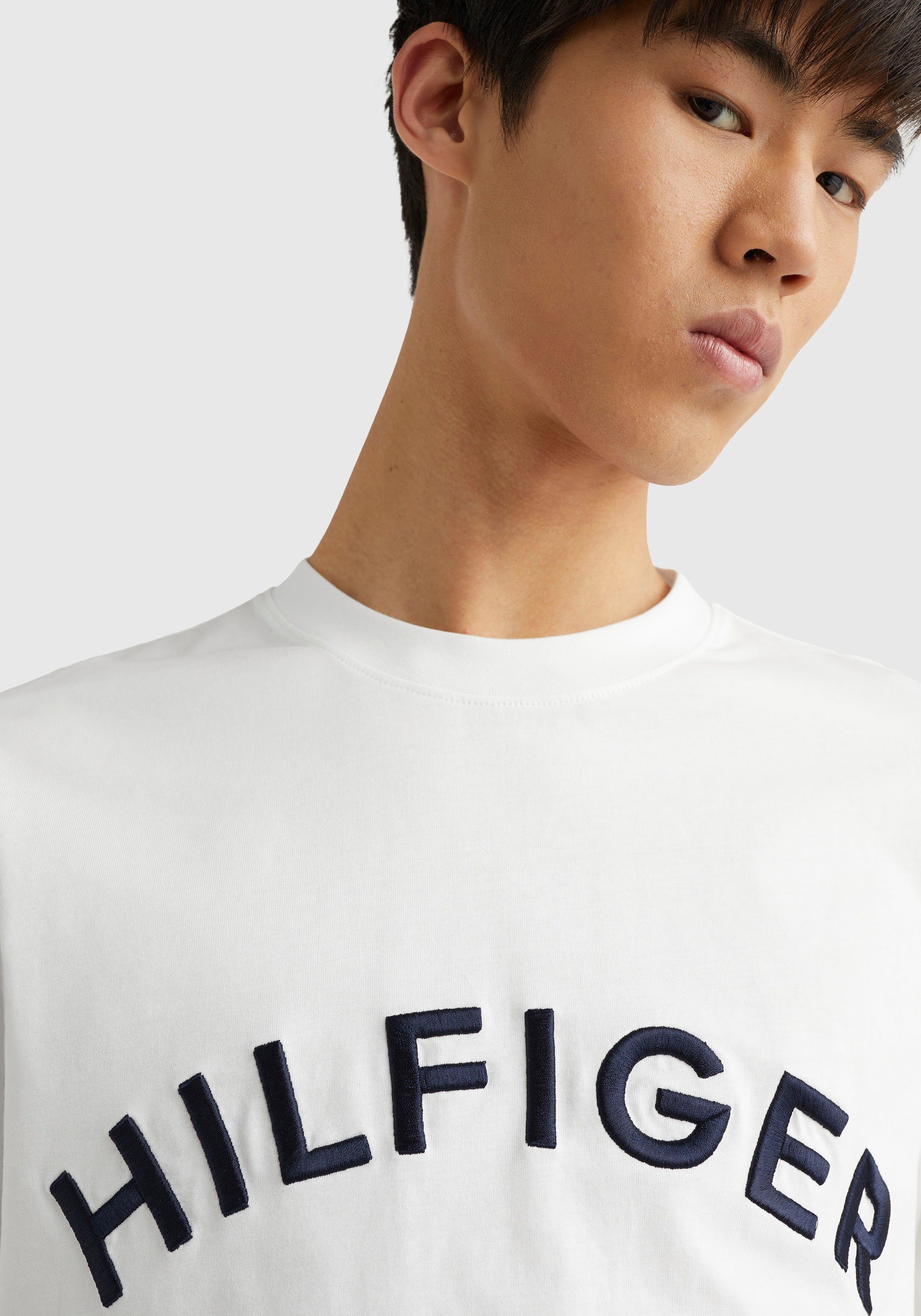 Hilfiger Rundhalsshirt White TEE auf mit Tommy HILFIGER 3D-Stickerei Brust der ARCHED