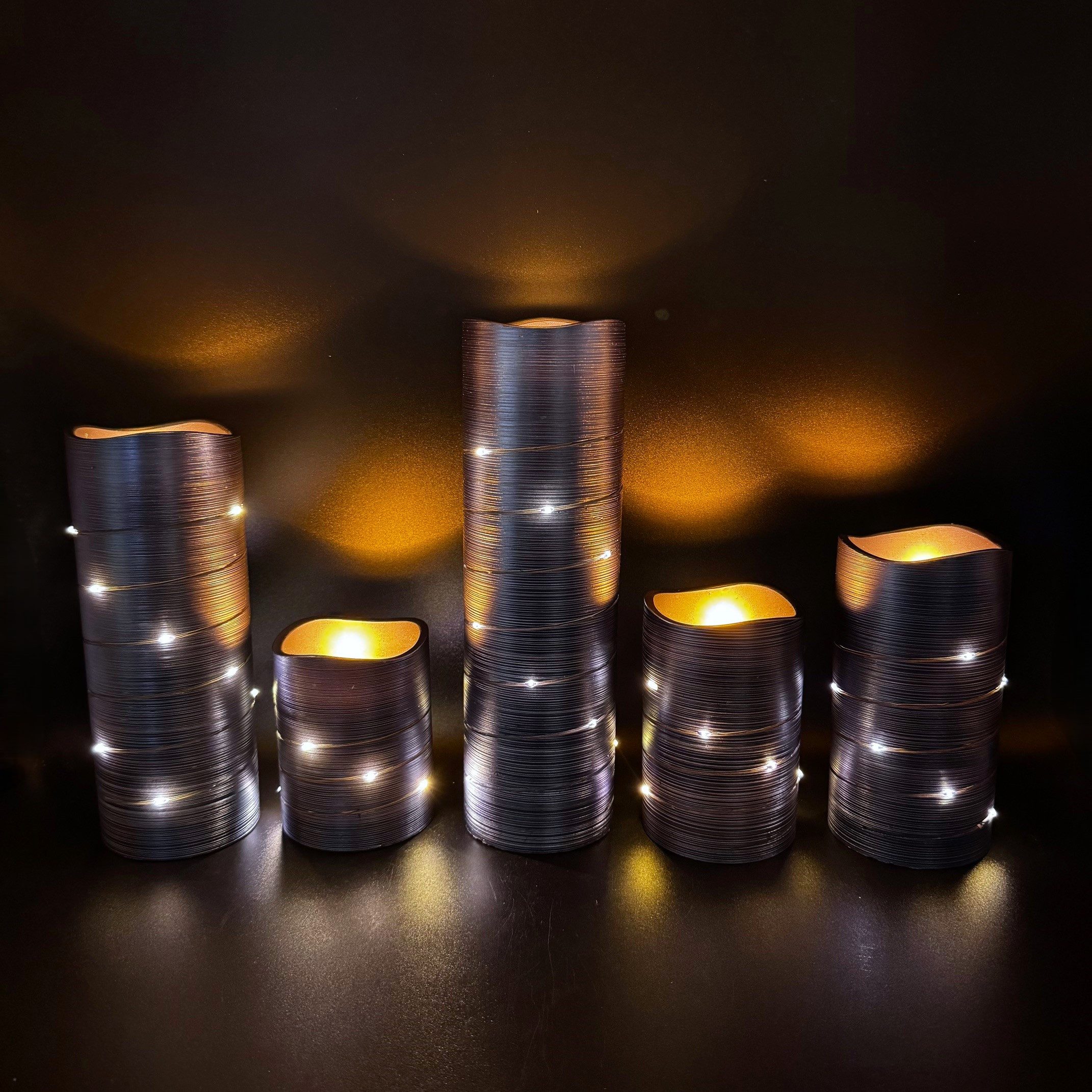 Online-Fuchs LED-Kerze 5er Set große Metallic LED-Kerzen mit Lichterkette umwickelt und Timer (warmweiße Beleuchtung, Rot, Blau, Salbei, Champagner & Berry), inkl. 6-Stunden Timerfunktion - realistische Acrylflamme