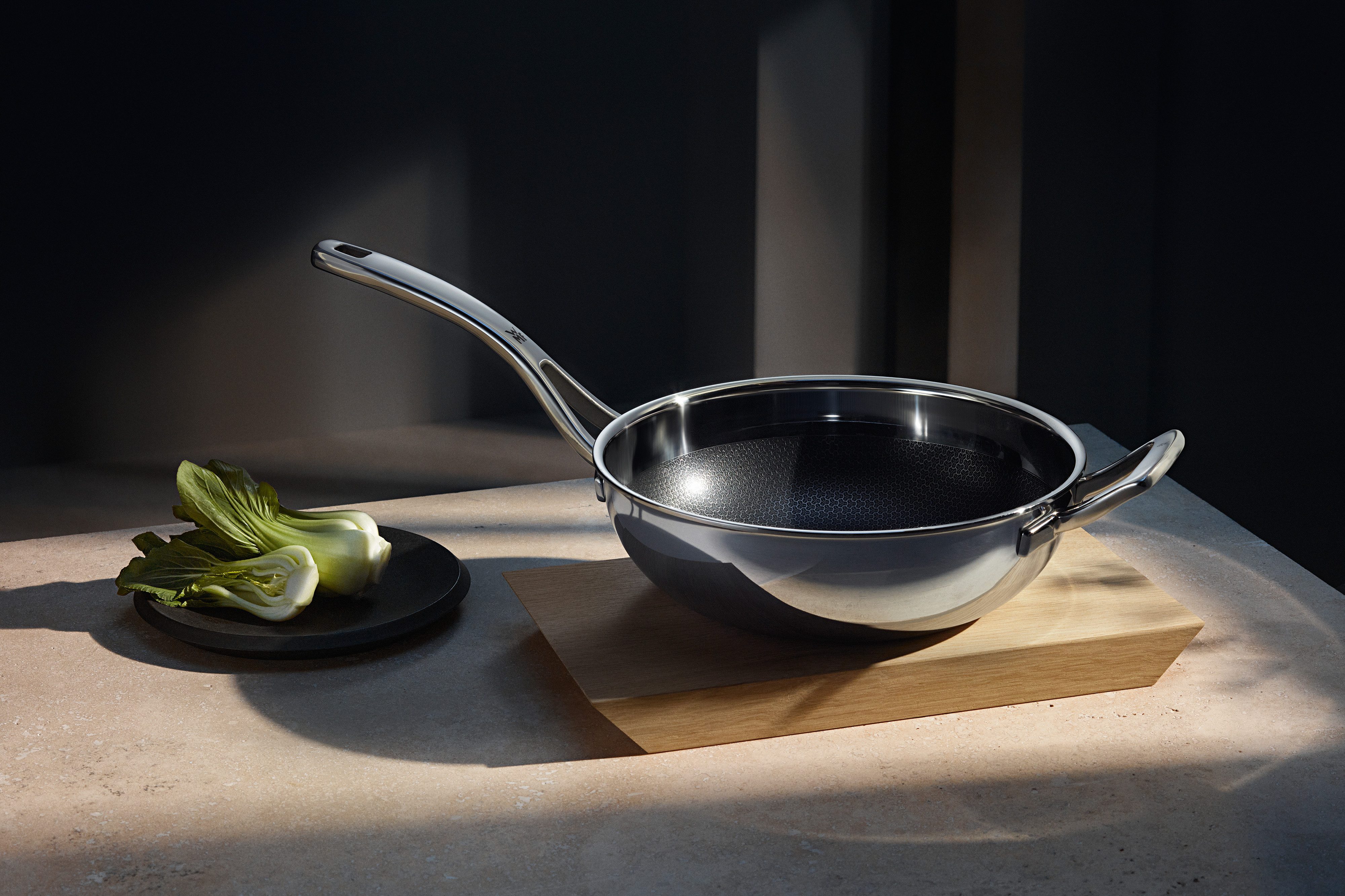 WMF Wok Profi Resist, Cromargan®Edelstahl (1-tlg), 28 cm, kratzfest, Antihaftversiegelung, mehrschichtiger Aufbau