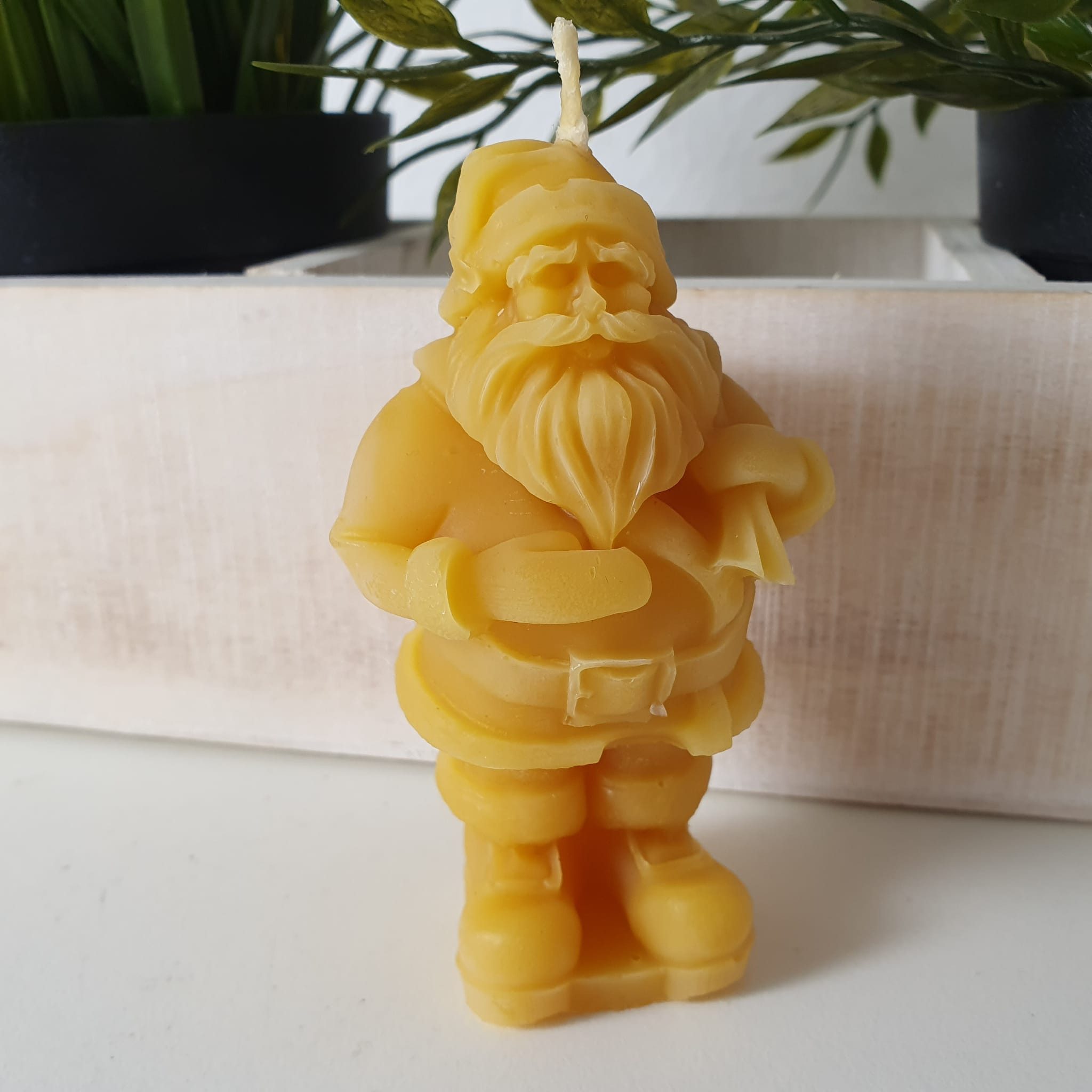 Aspinaworld Bienenwachskerze Weihnachtsmann Kerze mit Sack 9 cm – Kerze aus Bienenwachs