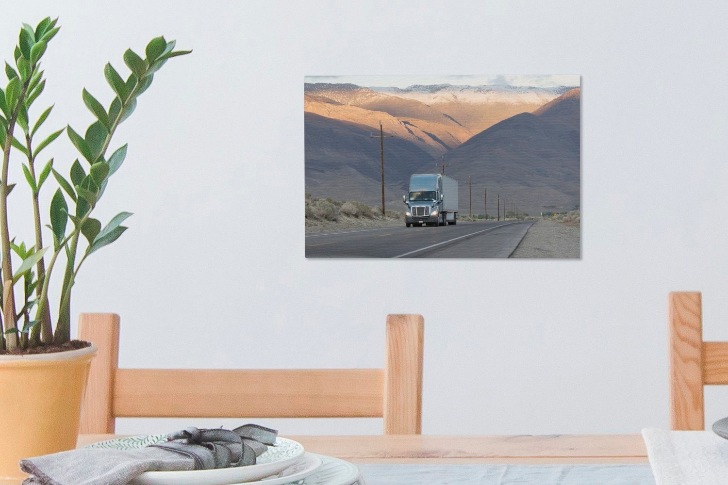 Leinwandbild 30x20 den cm Wandbild Leinwandbilder, zwischen Bergen, OneMillionCanvasses® Aufhängefertig, (1 Wanddeko, St), Lastwagen