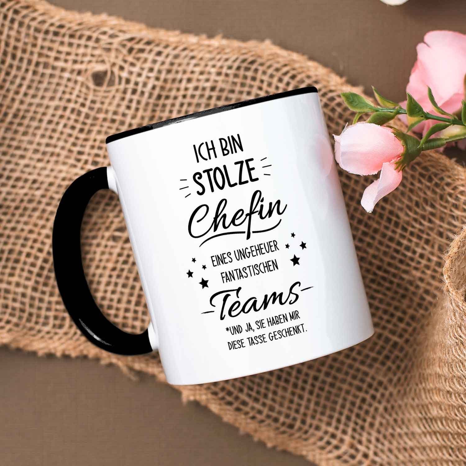 GRAVURZEILE Tasse mit Spruch - Stolze Chefin - Langlebiger Druck - Lustiges Geschenk, aus Keramik - Spülmaschinenfest, Farbe: Schwarz & Weiß