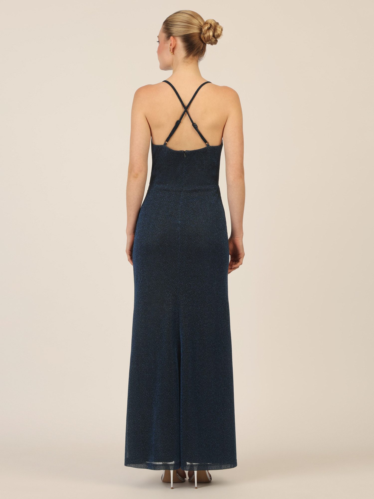 Apart Abendkleid mit schmalen verstellbaren Trägern, hinten gekreuzt