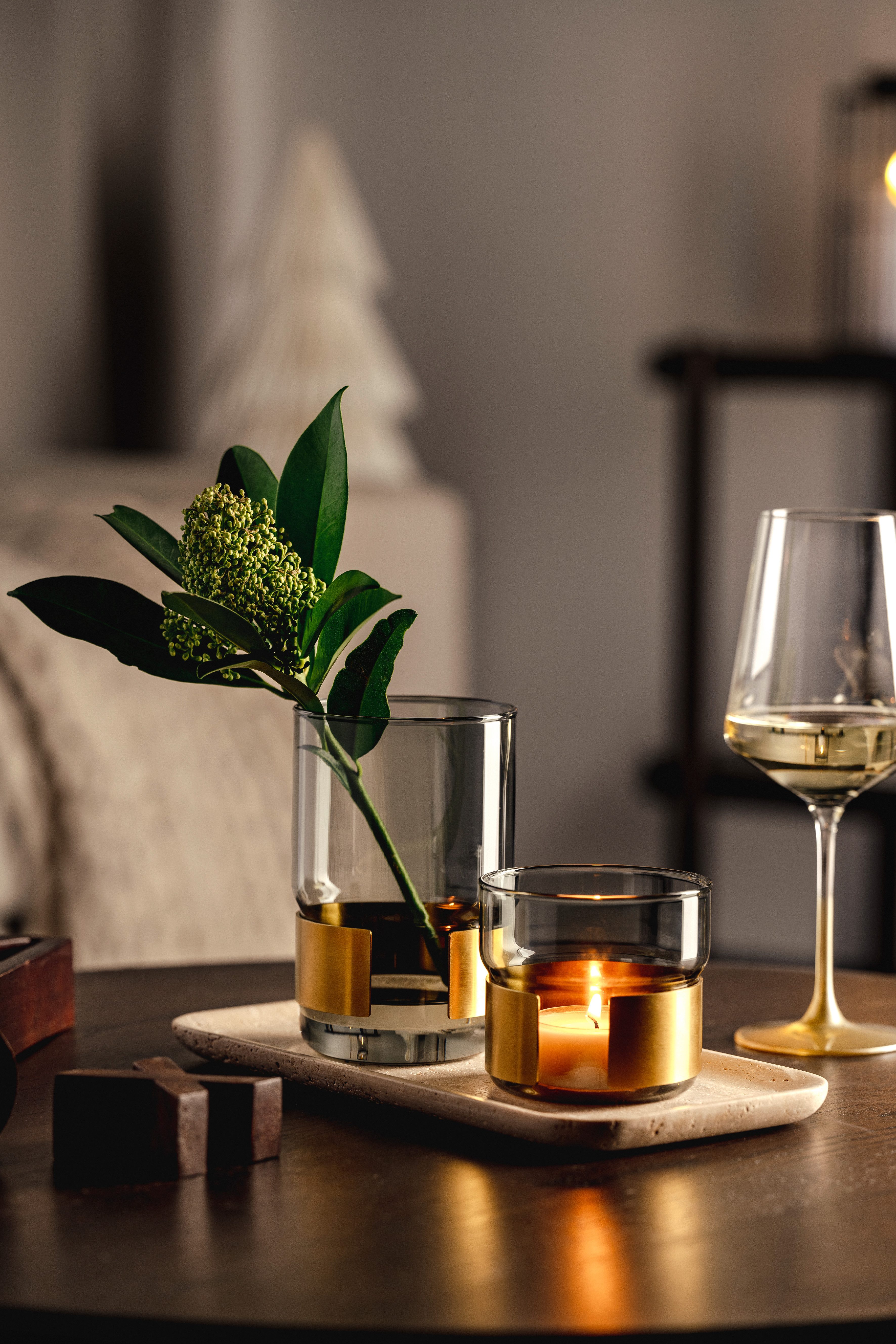 LEONARDO Teelichthalter Silenzio, aus grauem Glas mit goldener Metallspange