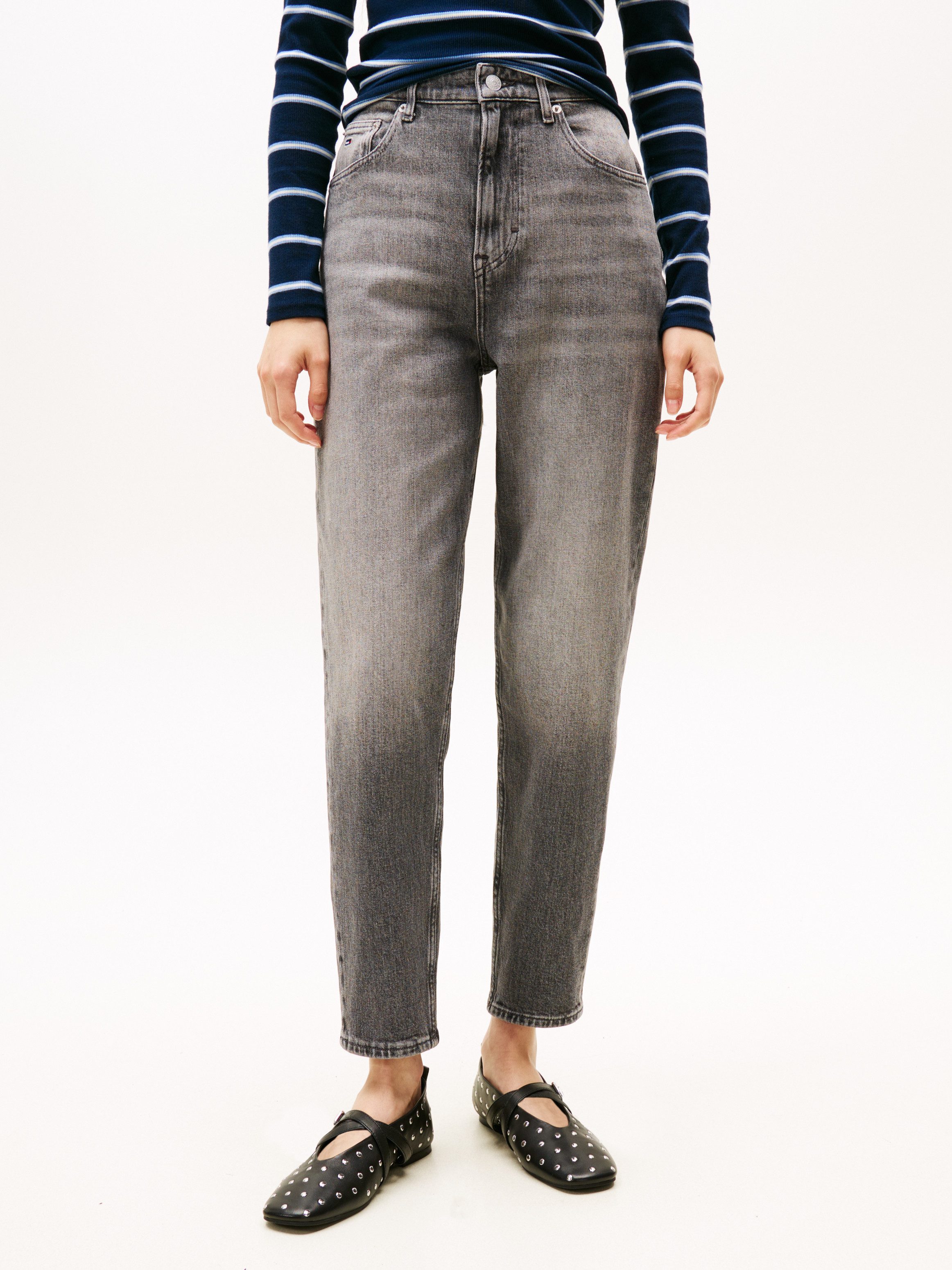 Tommy Jeans Mom-Jeans MOM JEAN UH TPR mit Logo-Stickereien, in knöchelfreier Länge