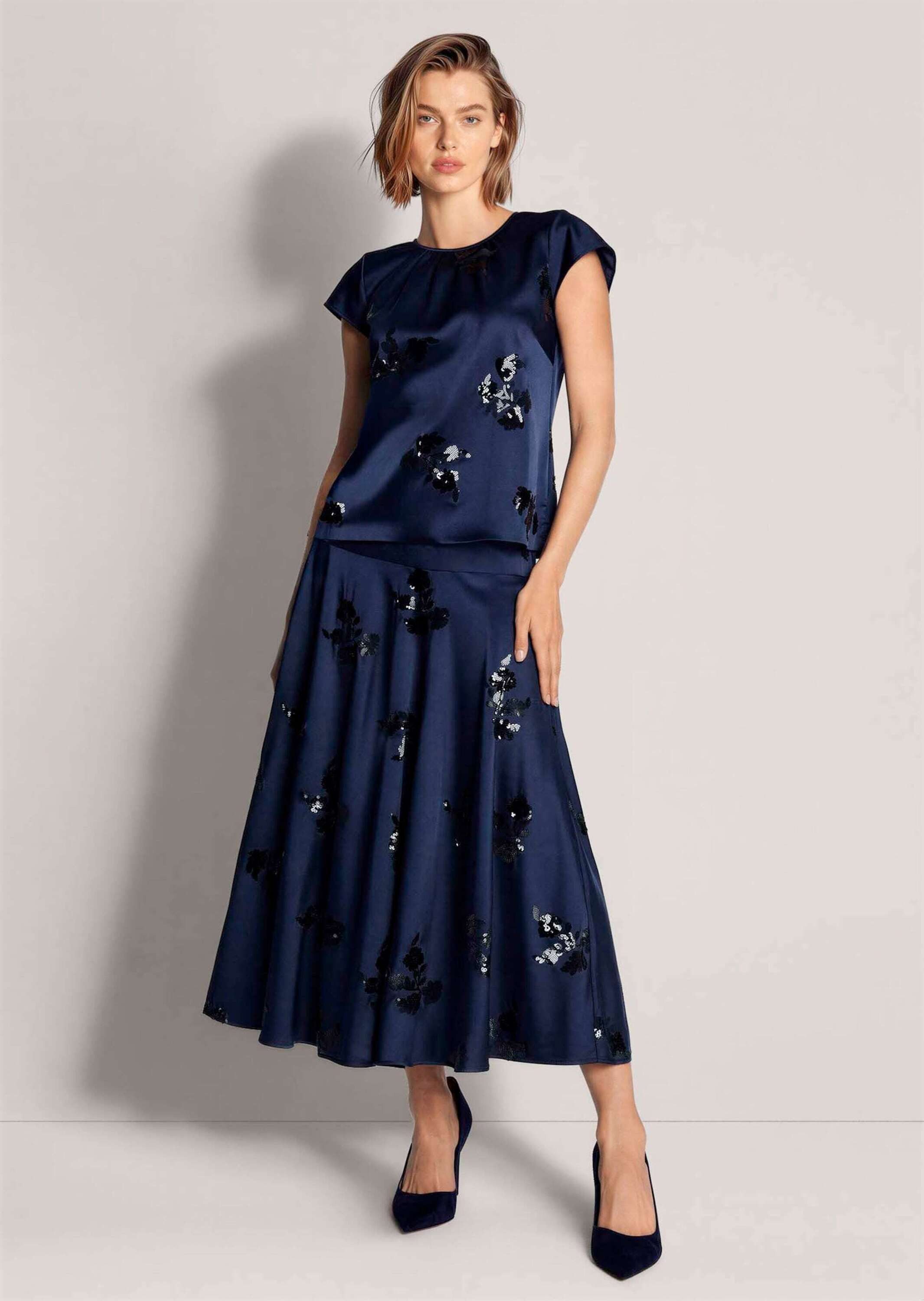 MADELEINE Kurzarmbluse Satinbluse mit Paillettenmotiven Gekräuselter Rundhals, Kurzarm & Rückenschlitz mit Knopf