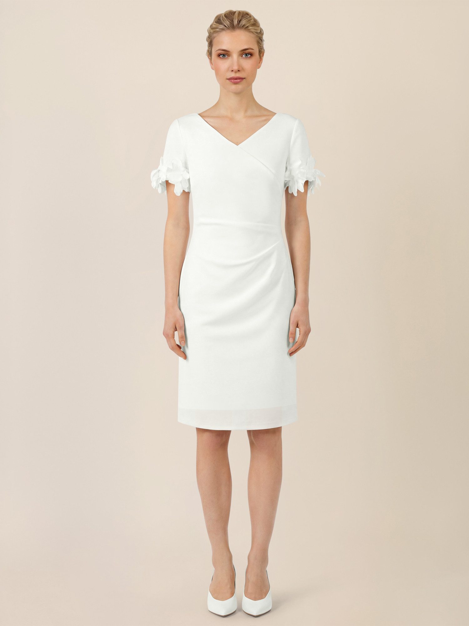 Apart Abendkleid mit floralen Ärmeldetails