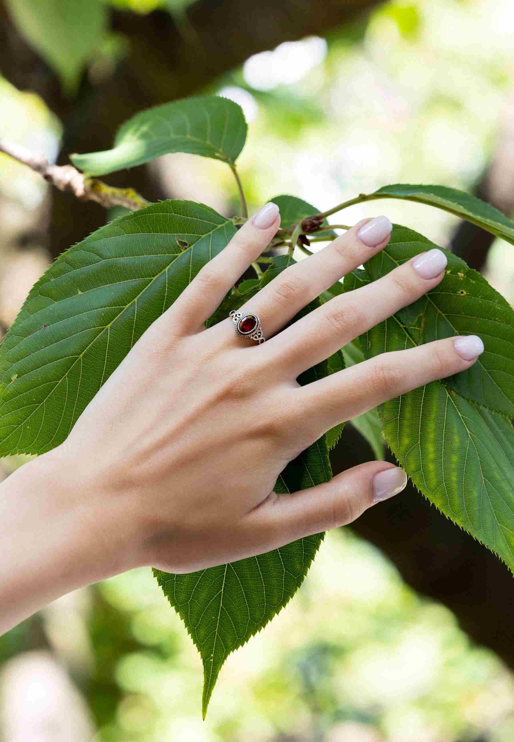 mantraroma Silberring BAGHIMI oval aus 925 Silber mit Granat facettiert (Ri günstig online kaufen
