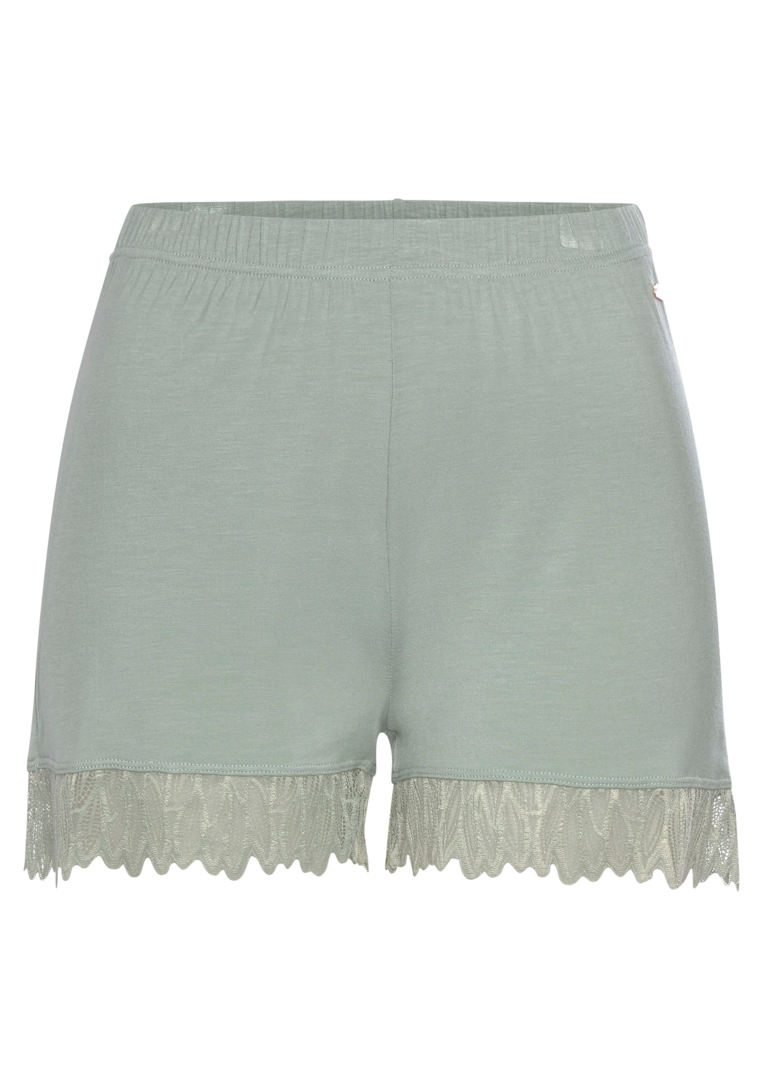 LASCANA Schlafshorts mit Spitzendetails. € 19,99