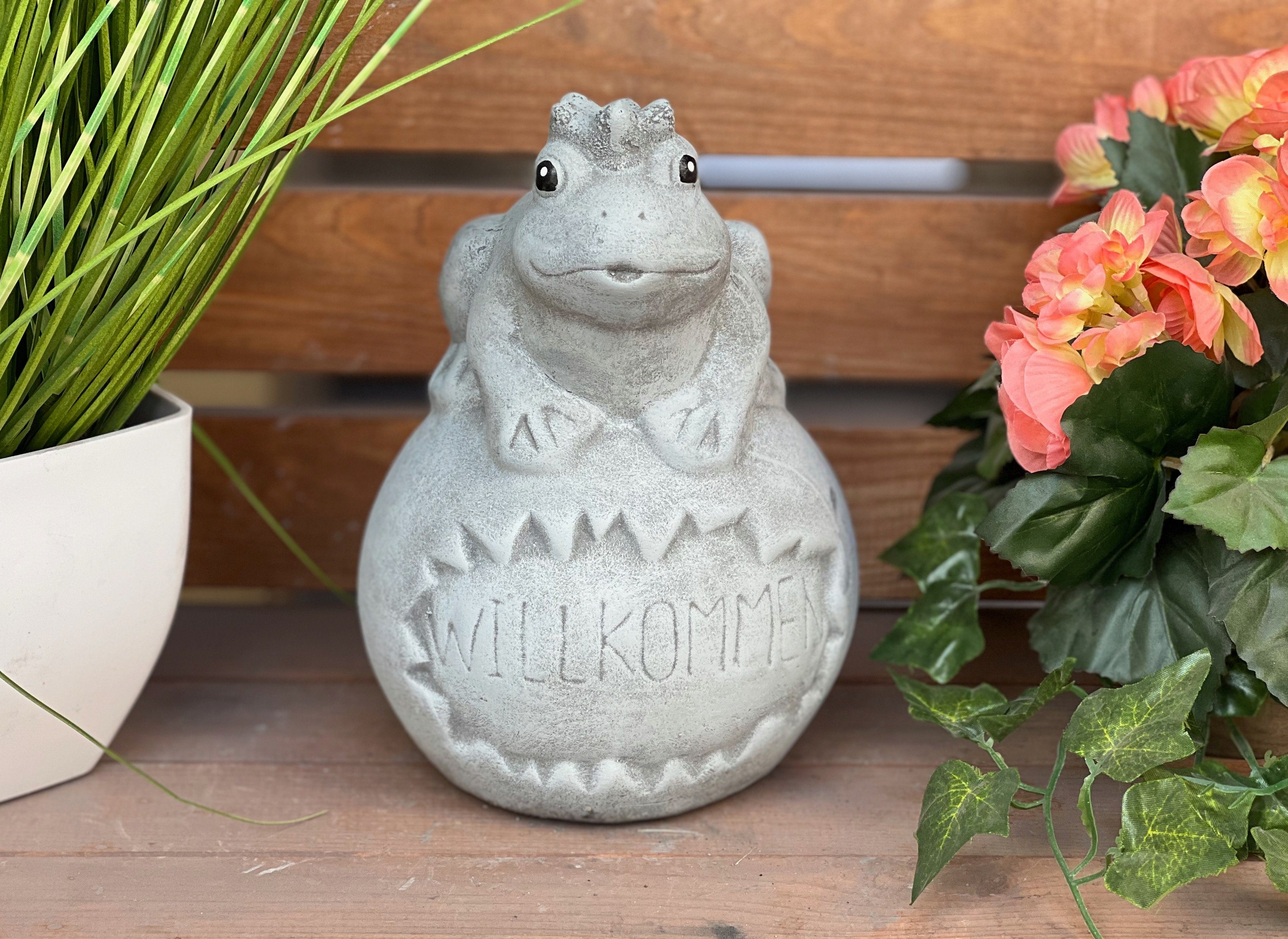 Gartenfigur auf Stone Style Steinguss and Steinfigur Frosch "Willkommen" frostfest Kugel