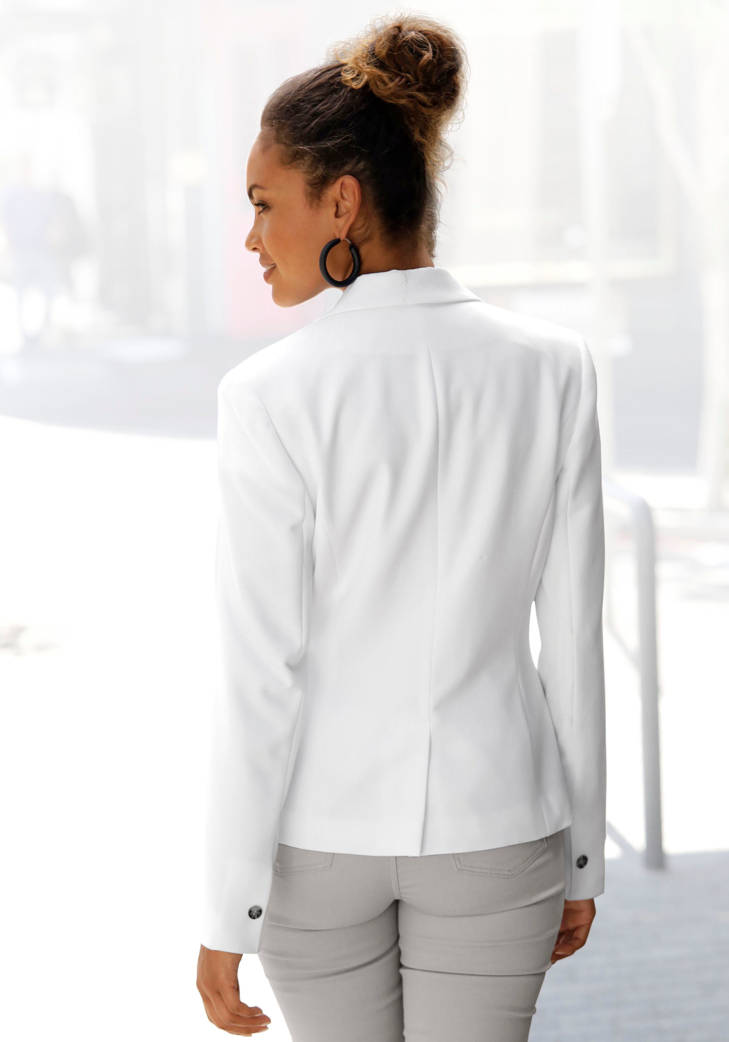 LASCANA Kurzblazer in klassischer Form, taillierter Damenblazer, sportlich elegant