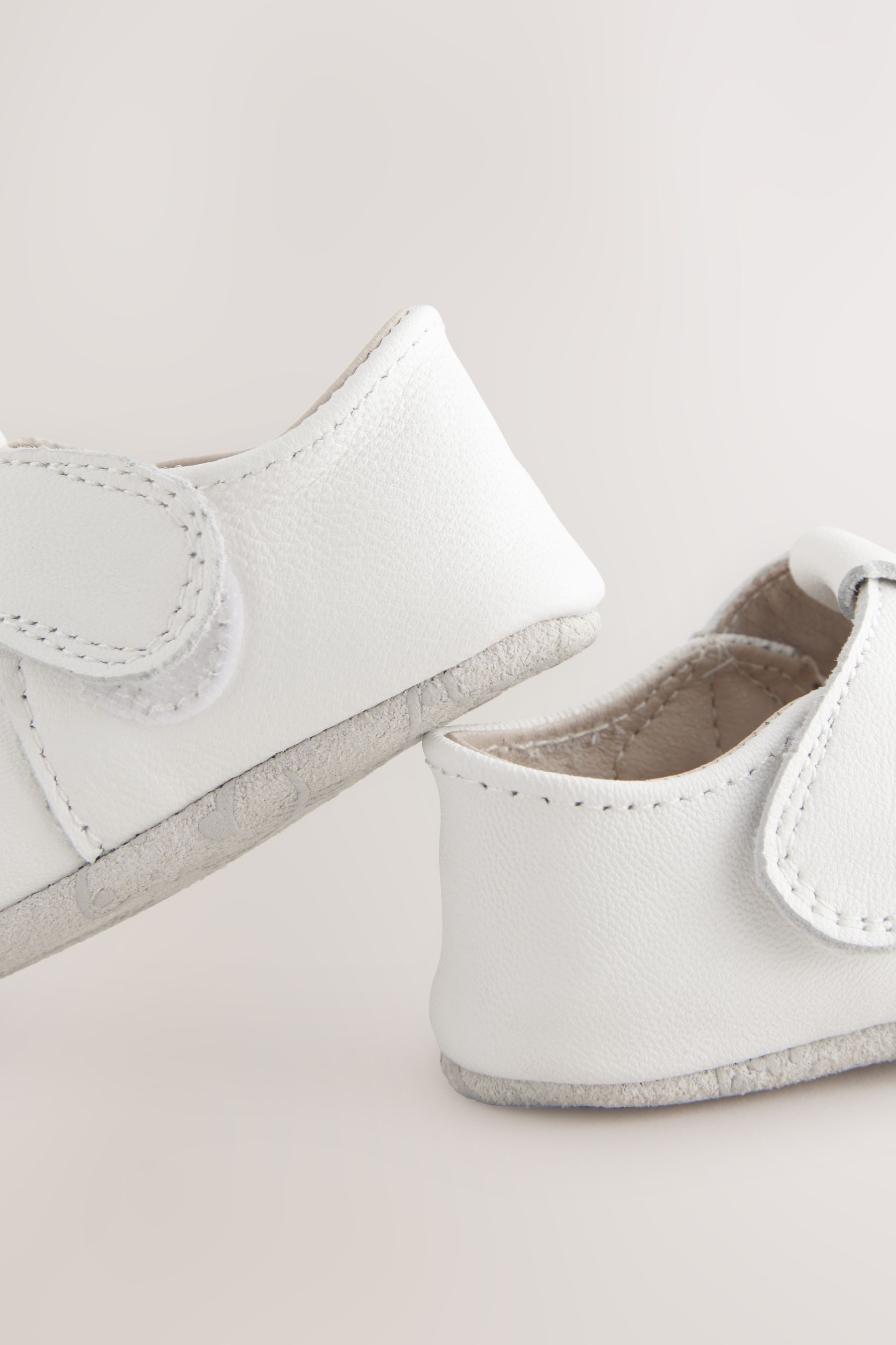 Next Baby Kinderwagenschuhe aus Leder mit T-Steg Babystiefel (1-tlg)
