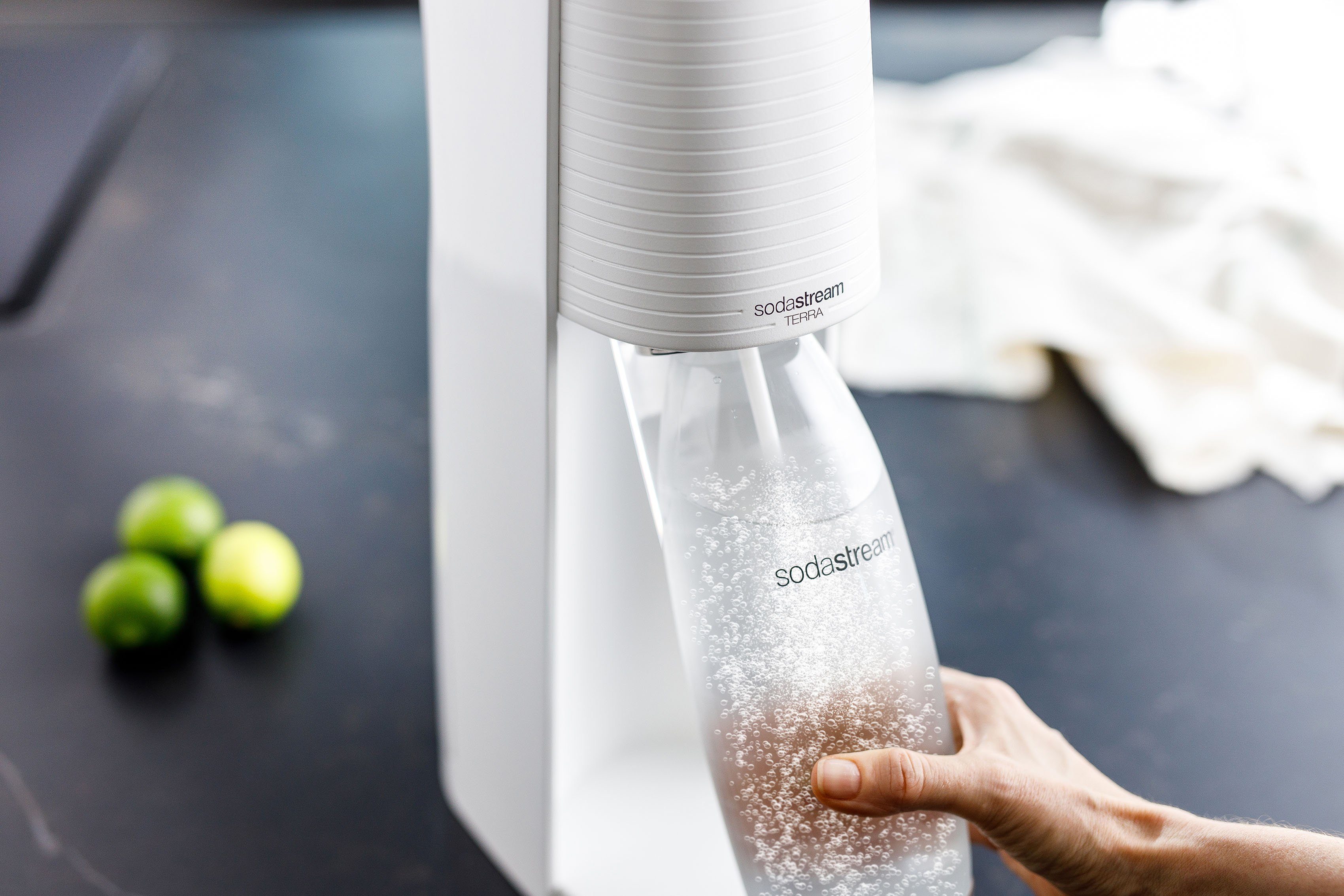 SodaStream Wassersprudler TERRA, inkl. CO2-Zylinder 1x 1x 1L Kunststoff-Flasche weiß spülmaschinenfeste CQC