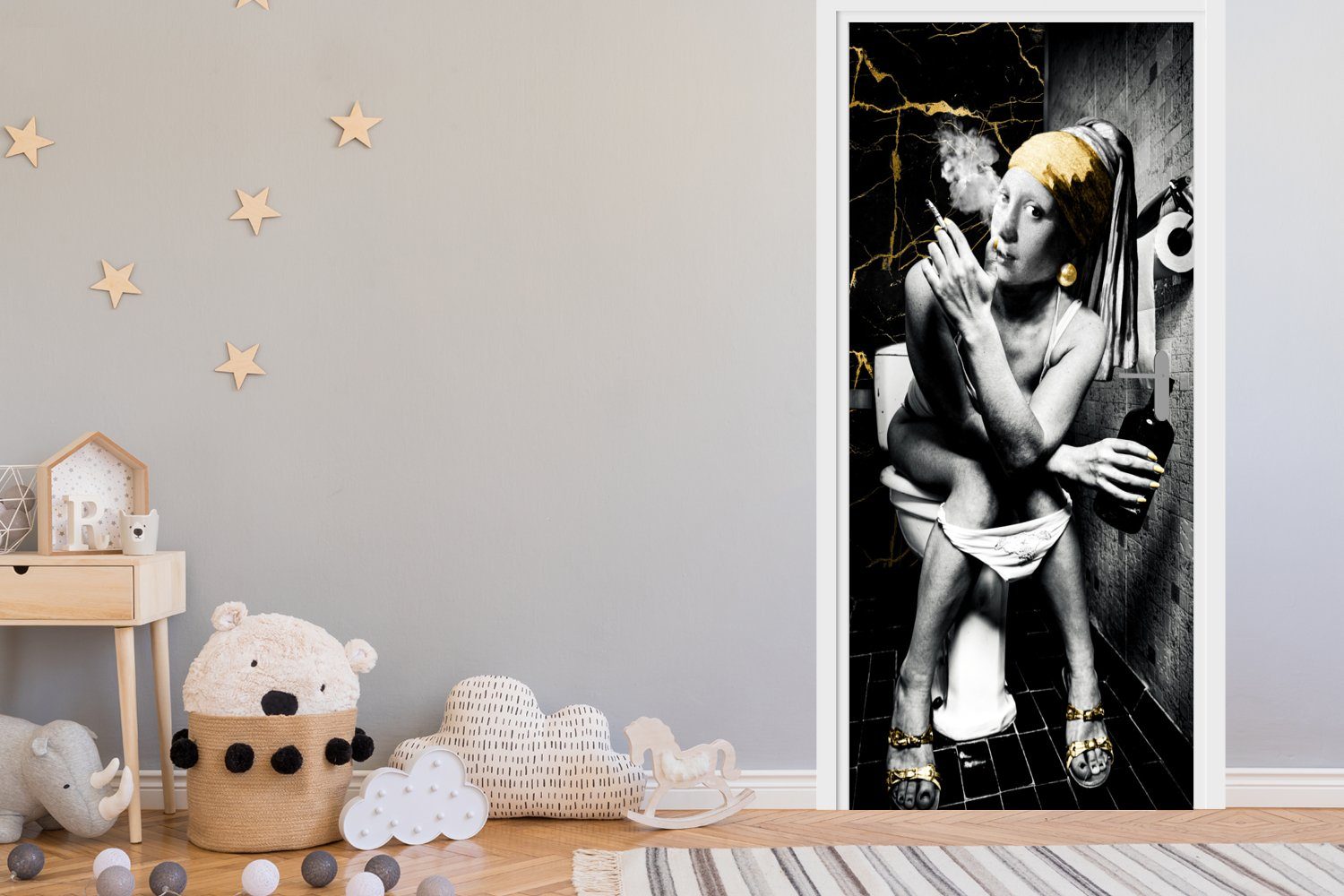 MuchoWow Türtapete Marmoroptik - Mädchen mit Perlenohrring - Zigaretten - Toilette - Gold, Matt, bedruckt, (1 St), Selbstklebende Tapete, Folie für Möbel, 75x205 cm